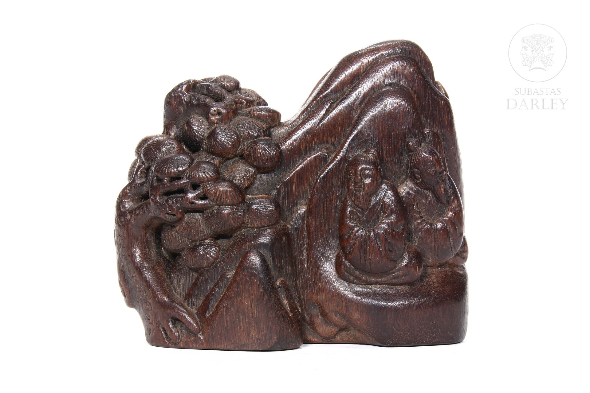 Escultura de madera china tallada, s.XIX 
Representa una montaña con sabios.



&hellip;