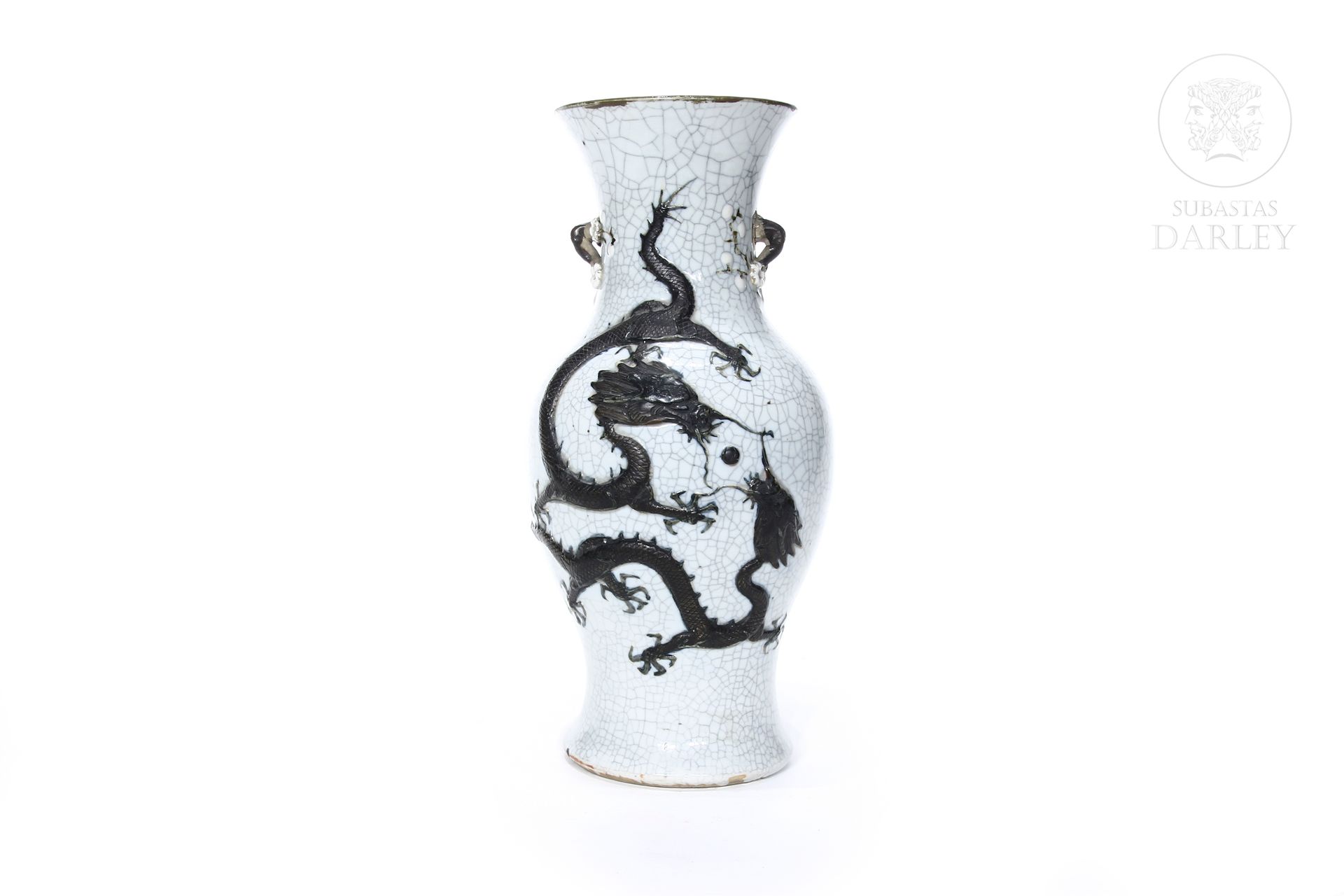 Jarrón de cerámica china, Nanjing, s.XX 
Forma de balaustre decorado con dragone&hellip;