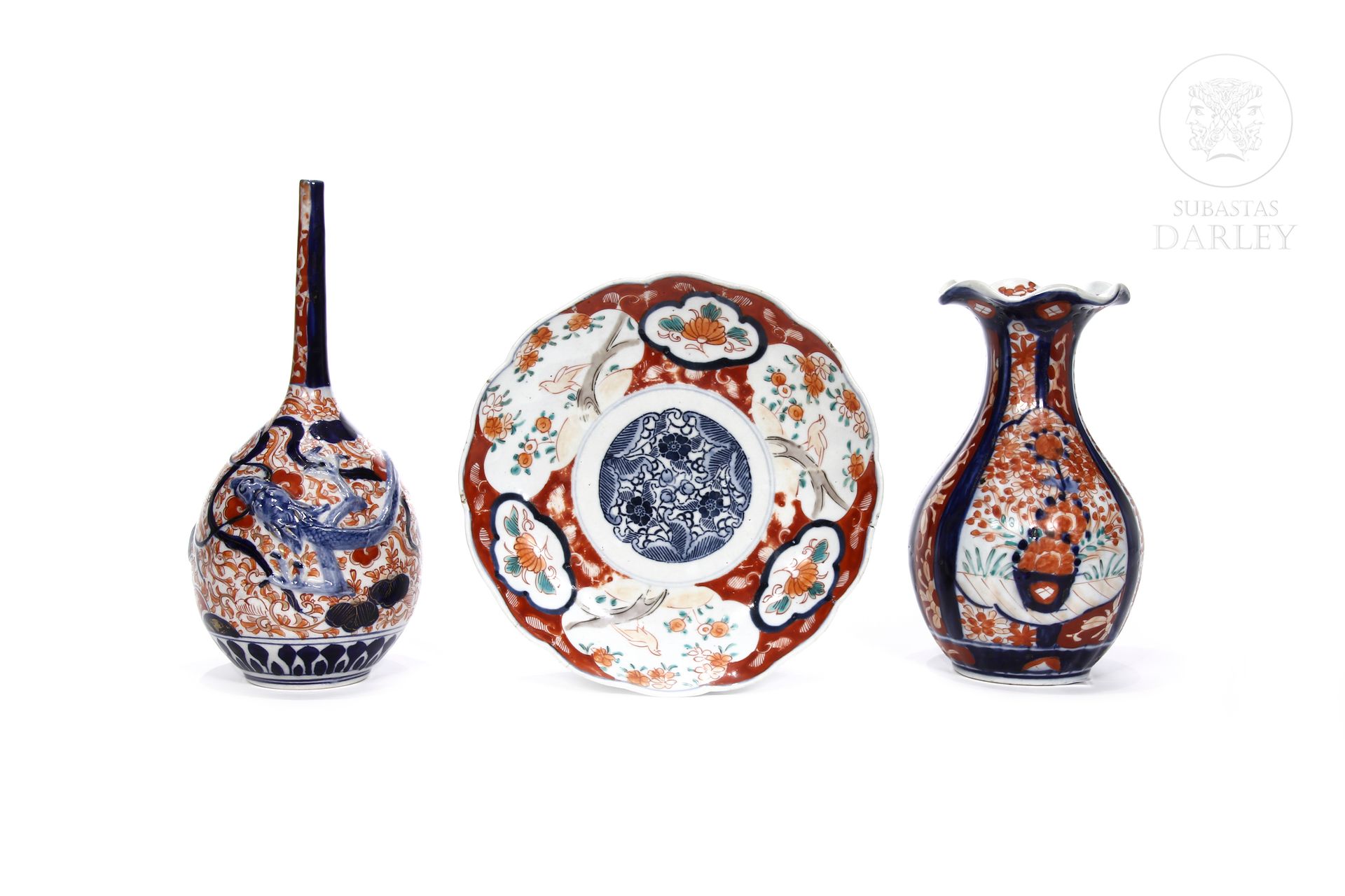 Lote de porcelana japonesa, s.XX 
Porcelana esmaltada. Dos jarrones y un plato. &hellip;