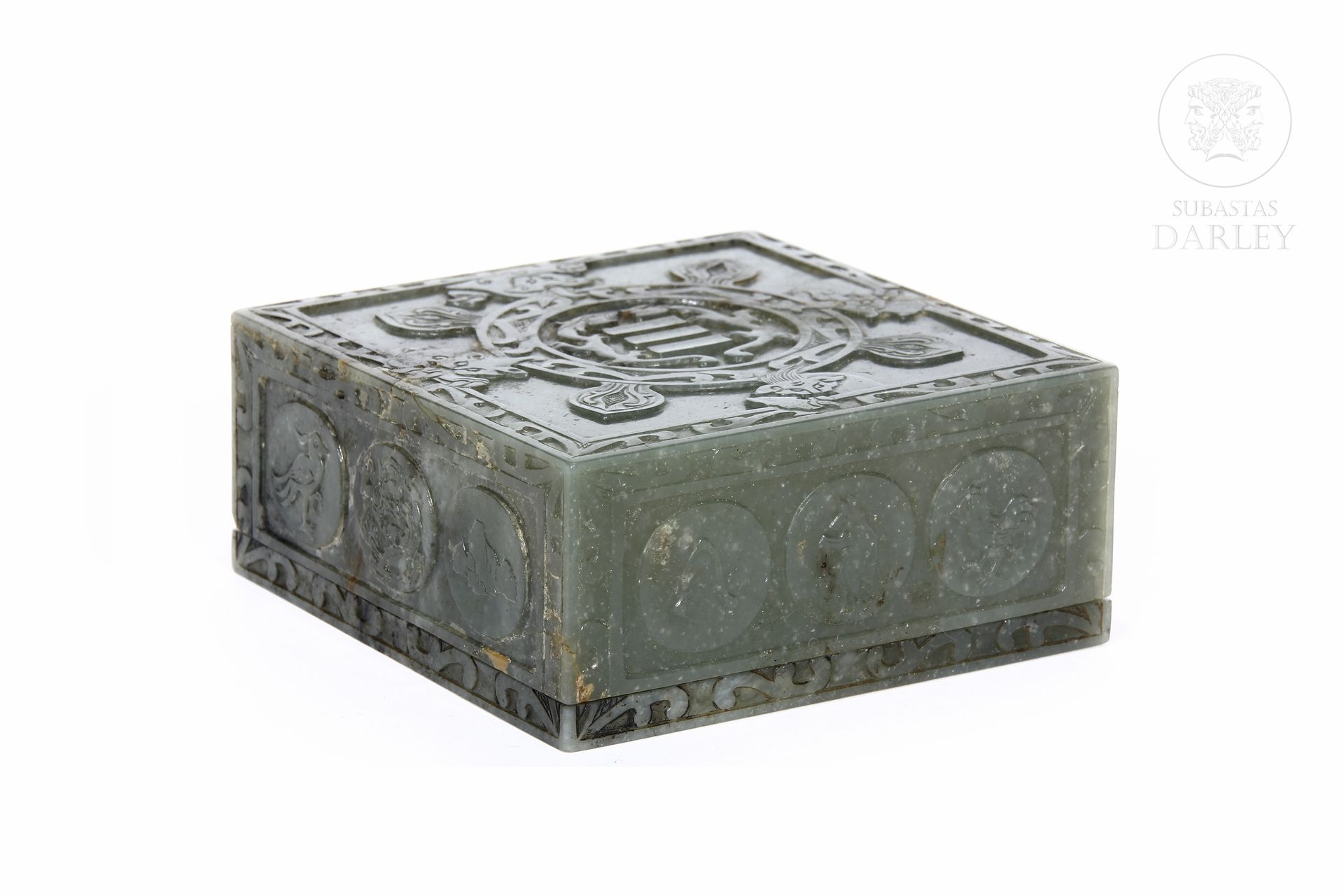 Caja de jade tallado, s.XX 
La tapa está decorada con un anillo y un símbolo en &hellip;