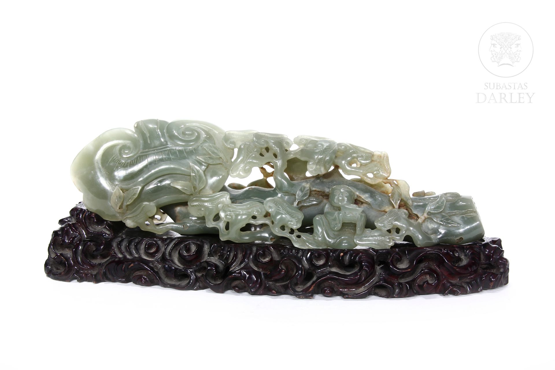 Escultura de jade tallado, s.XX 
Representa personajes y vegetación sobre una pe&hellip;