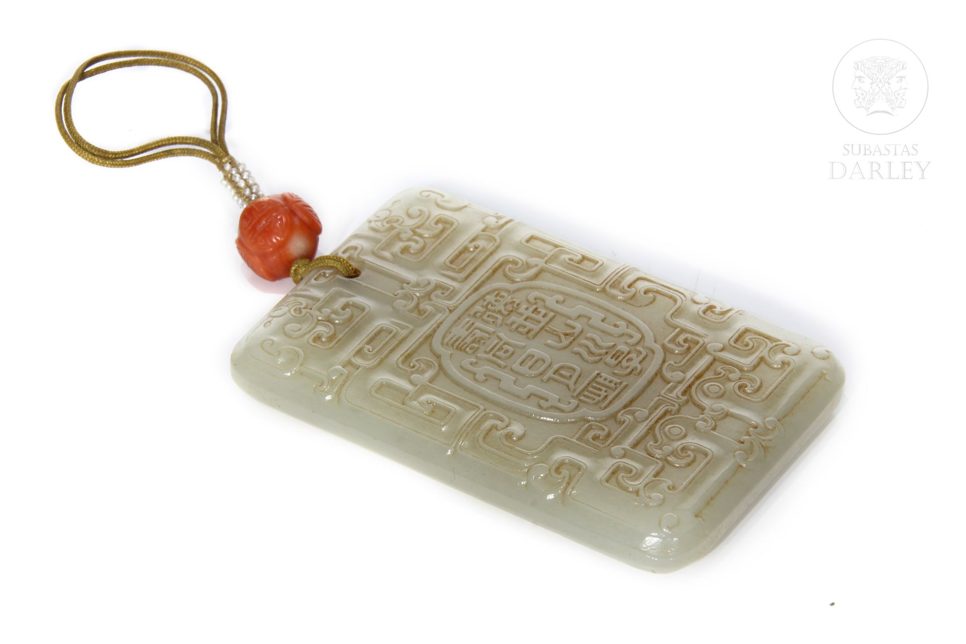 Placa de jade y una cuenta de coral, Dinastía Qing. 
Jade tallado representando &hellip;