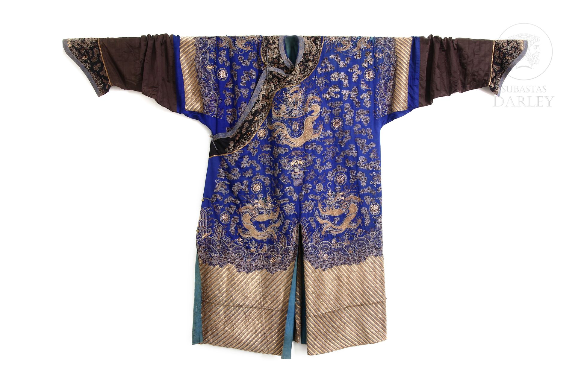 Traje imperial de seda "Jifu", s.XIX 
Cuerpo de seda azul decorado con hilo de o&hellip;