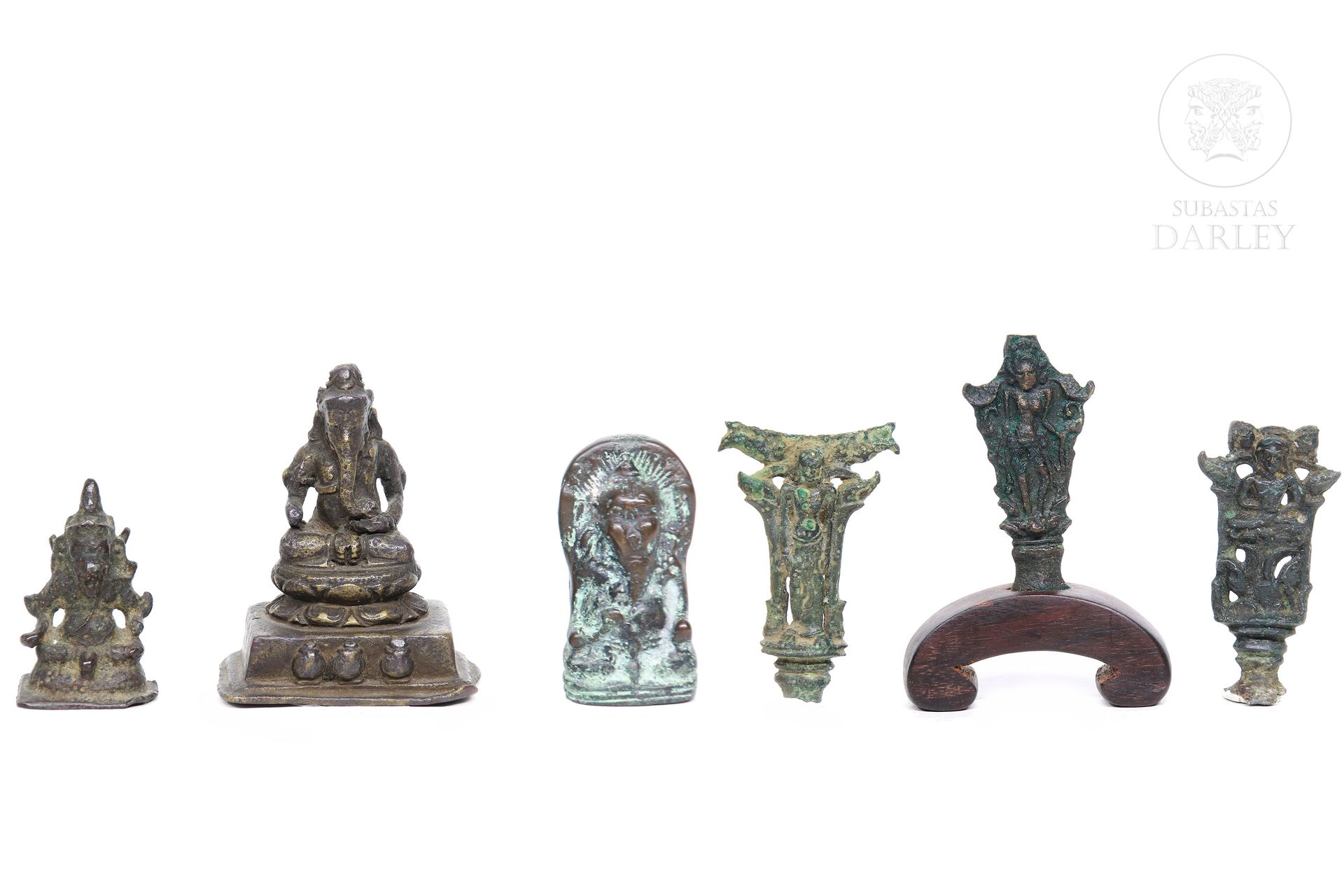 Lote de seis figuras de bronce indonesio. 
Tres representaciones de ganesha y ot&hellip;