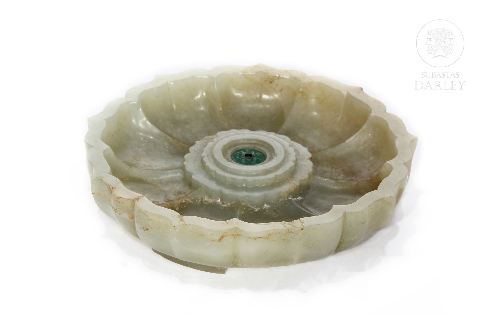 Incensario de jade tallado en forma de loto, Dinastía Qing. 
Base redonda con tr&hellip;