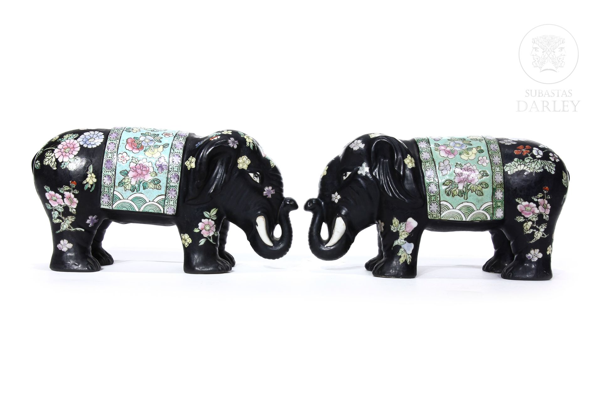 Pareja de elefantes en porcelana esmaltada, s.XX 
Decoración con flores sobre fo&hellip;