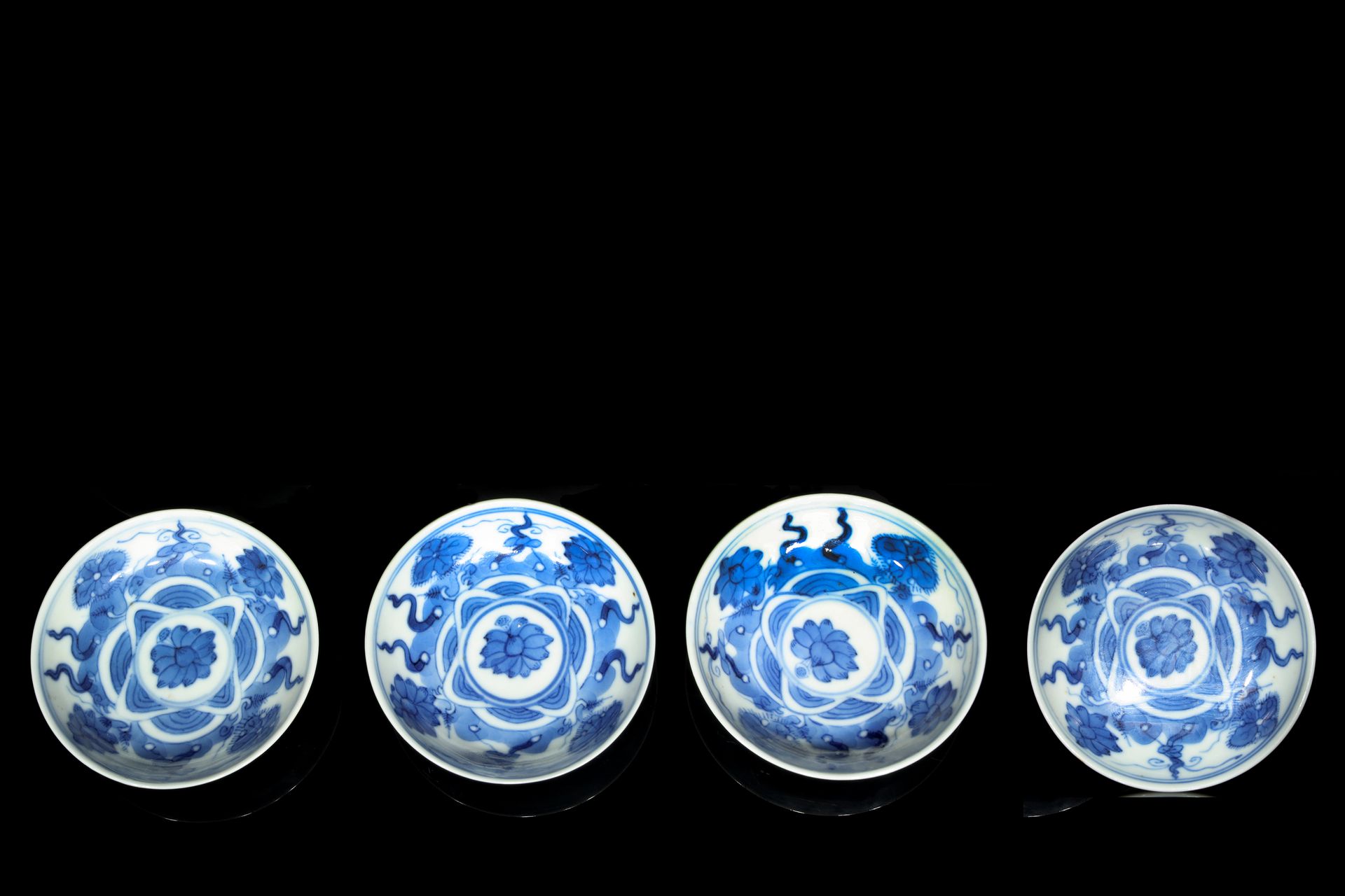 Cuatro pequeños platos de porcelana, azul y blanco, dinastia Qing 
Assiettes en &hellip;