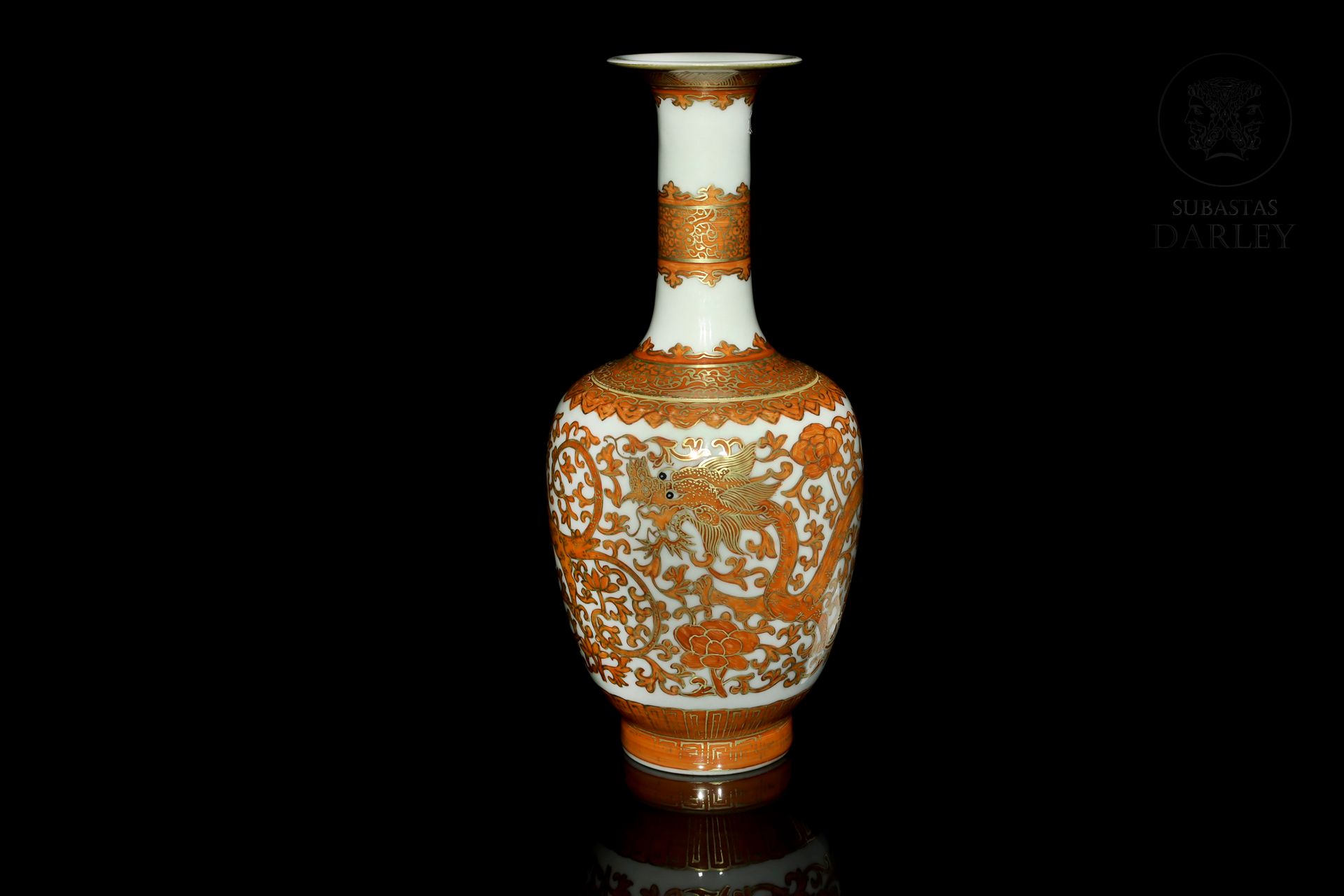 Jarrón de porcelana esmaltada y dorada, con marca Qianlong 
Porcelaine émaillée &hellip;