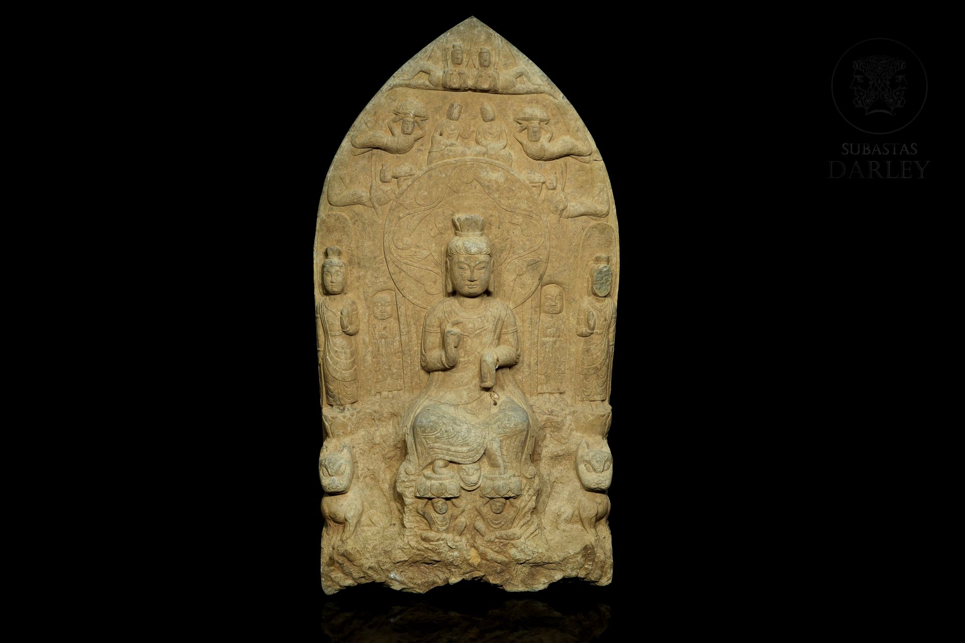 Escultura de piedra tallada "Buda entronizado", S.XX 
石灰岩雕刻的。它以半浮雕的形式描绘了一尊高高在上的佛&hellip;