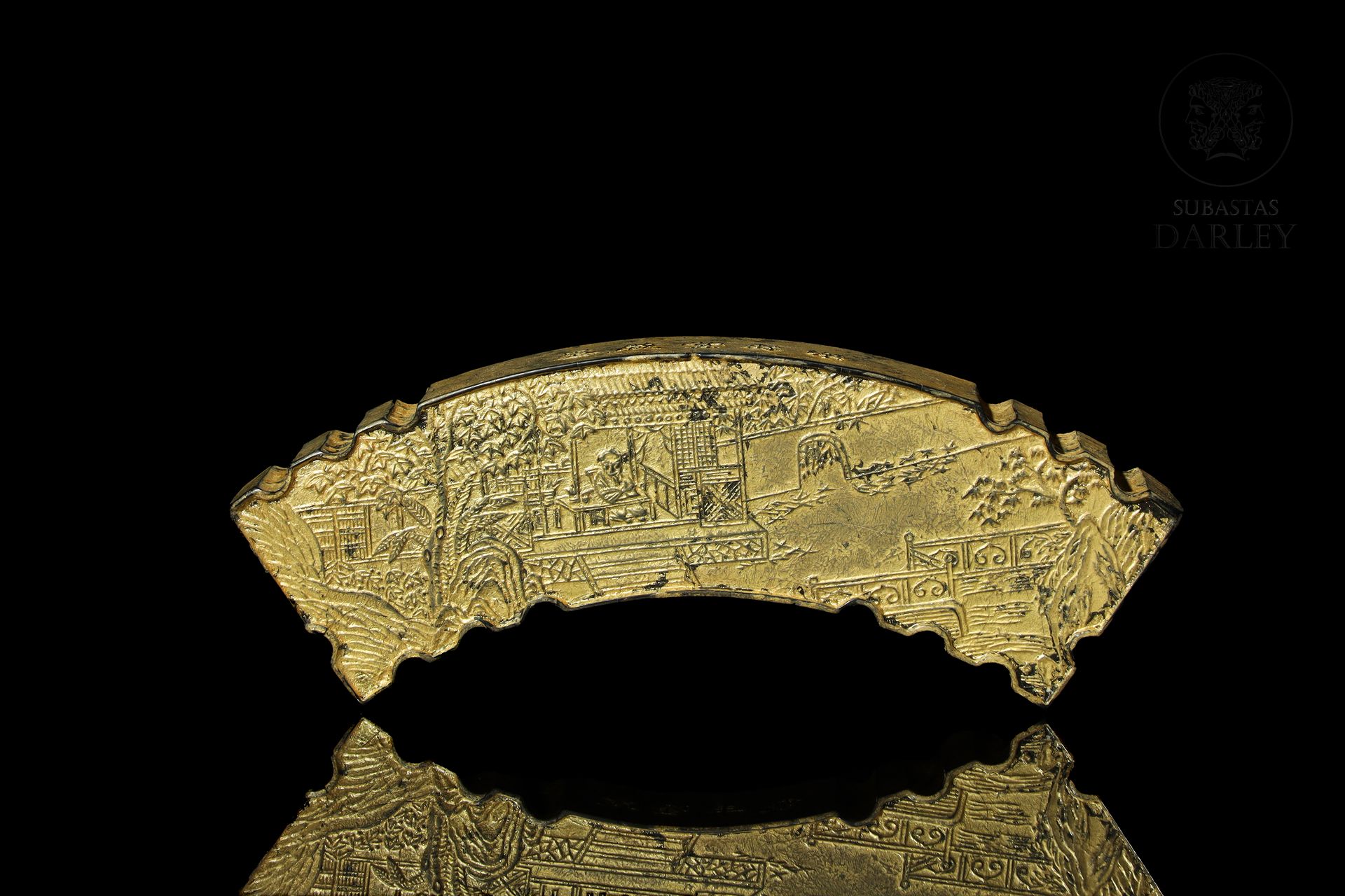 Pieza de tinta dorada, dinastía Qing 
L'encre a une forme arquée et est recouver&hellip;