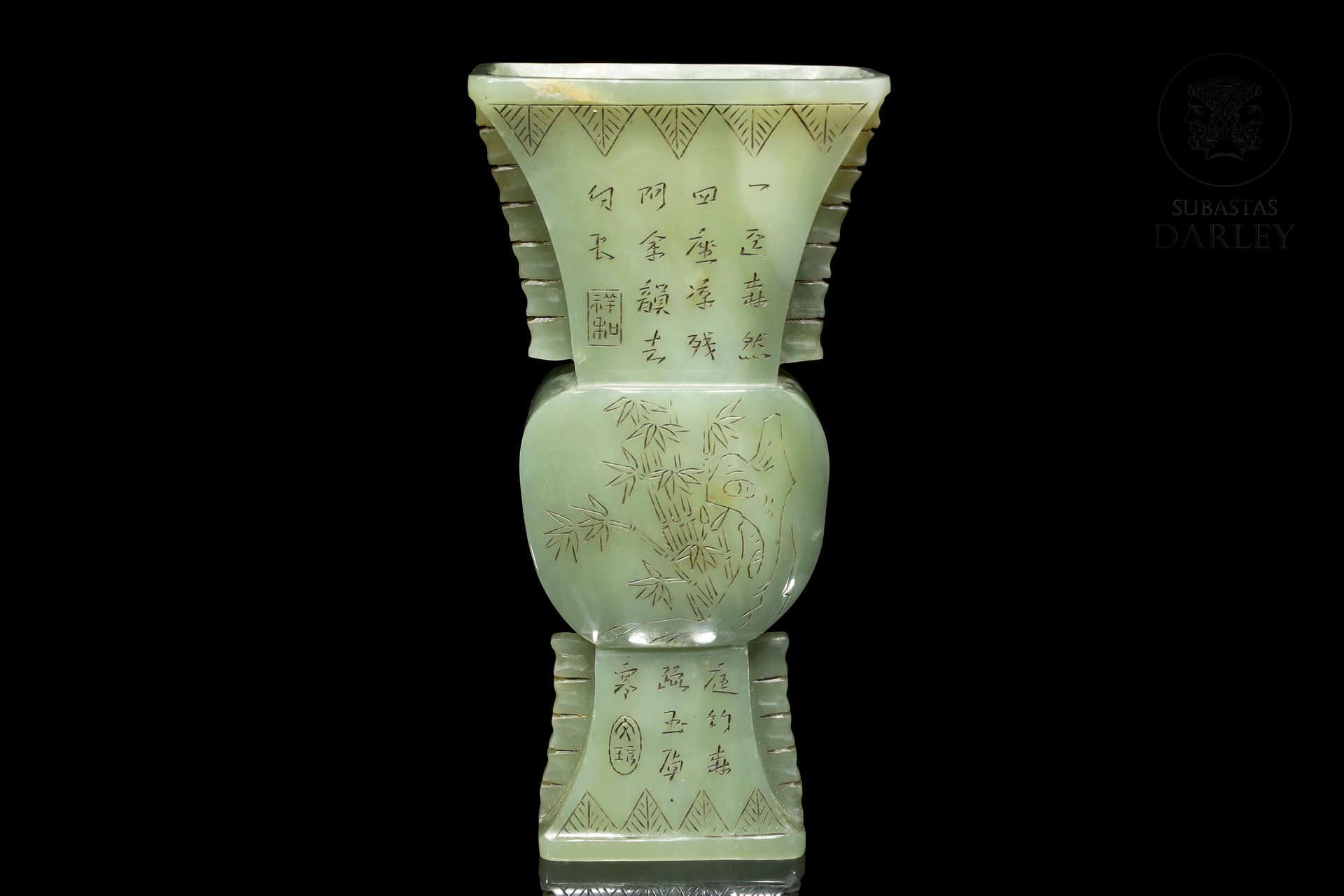 Jarrón "gu" de jade, S.XX 
Jade sculpté en forme de vase, de type gu, avec une s&hellip;
