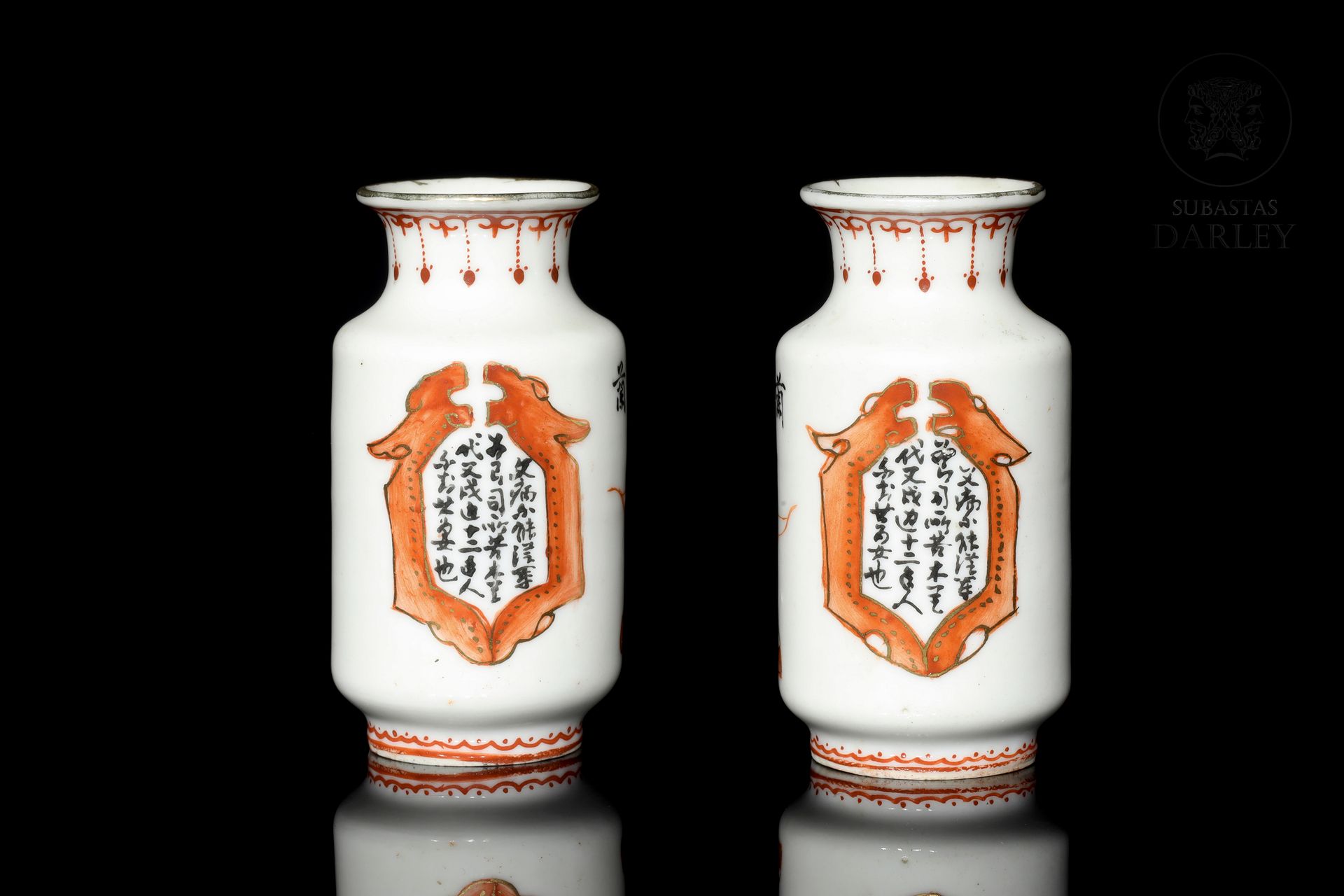 Dos pequeños jarrones de porcelana esmaltada, S.XX 
Porcelaine émaillée en rouge&hellip;
