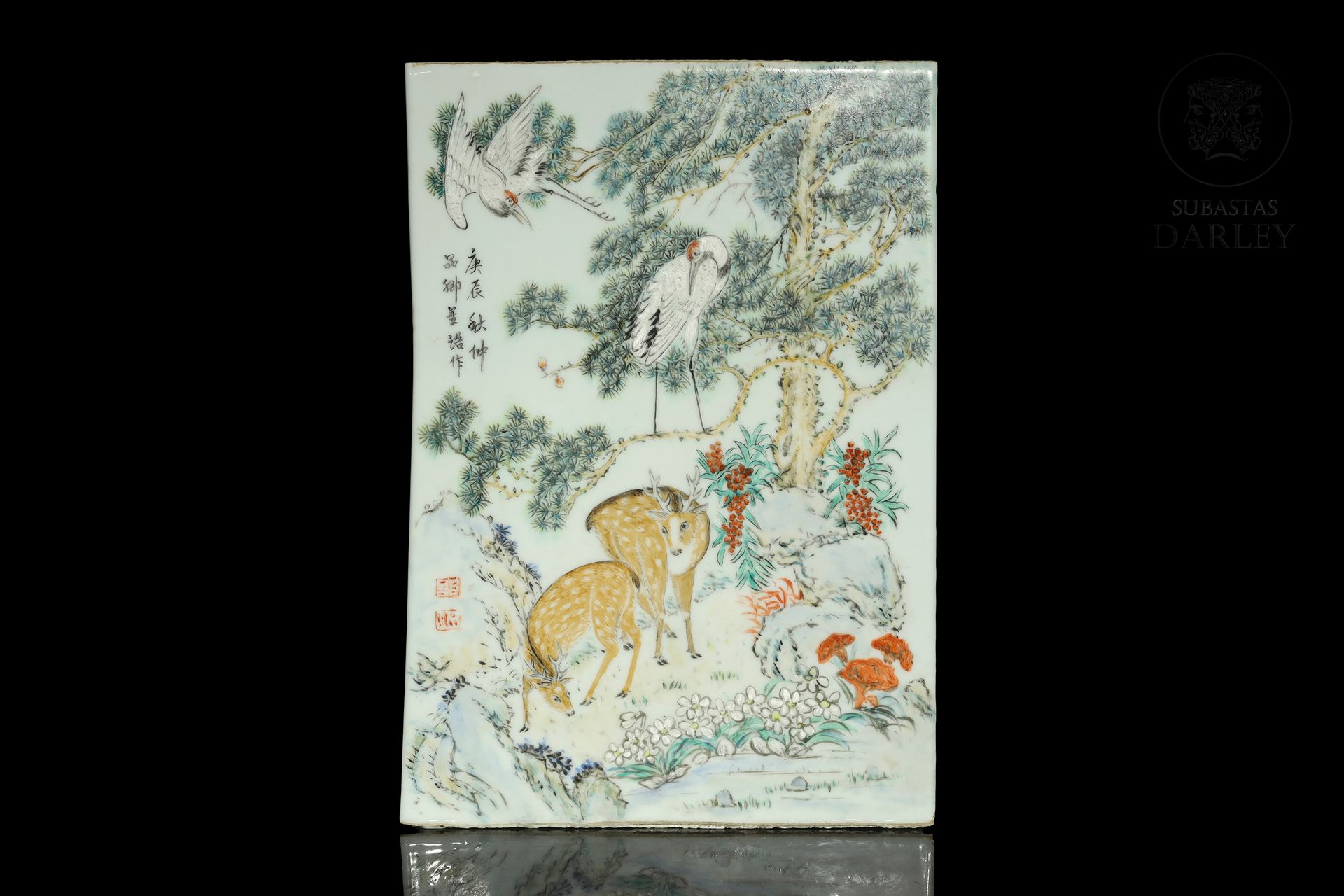 Placa de porcelana con ciervos y grullas, S.XX 
Porcelaine émaillée en forme d'a&hellip;
