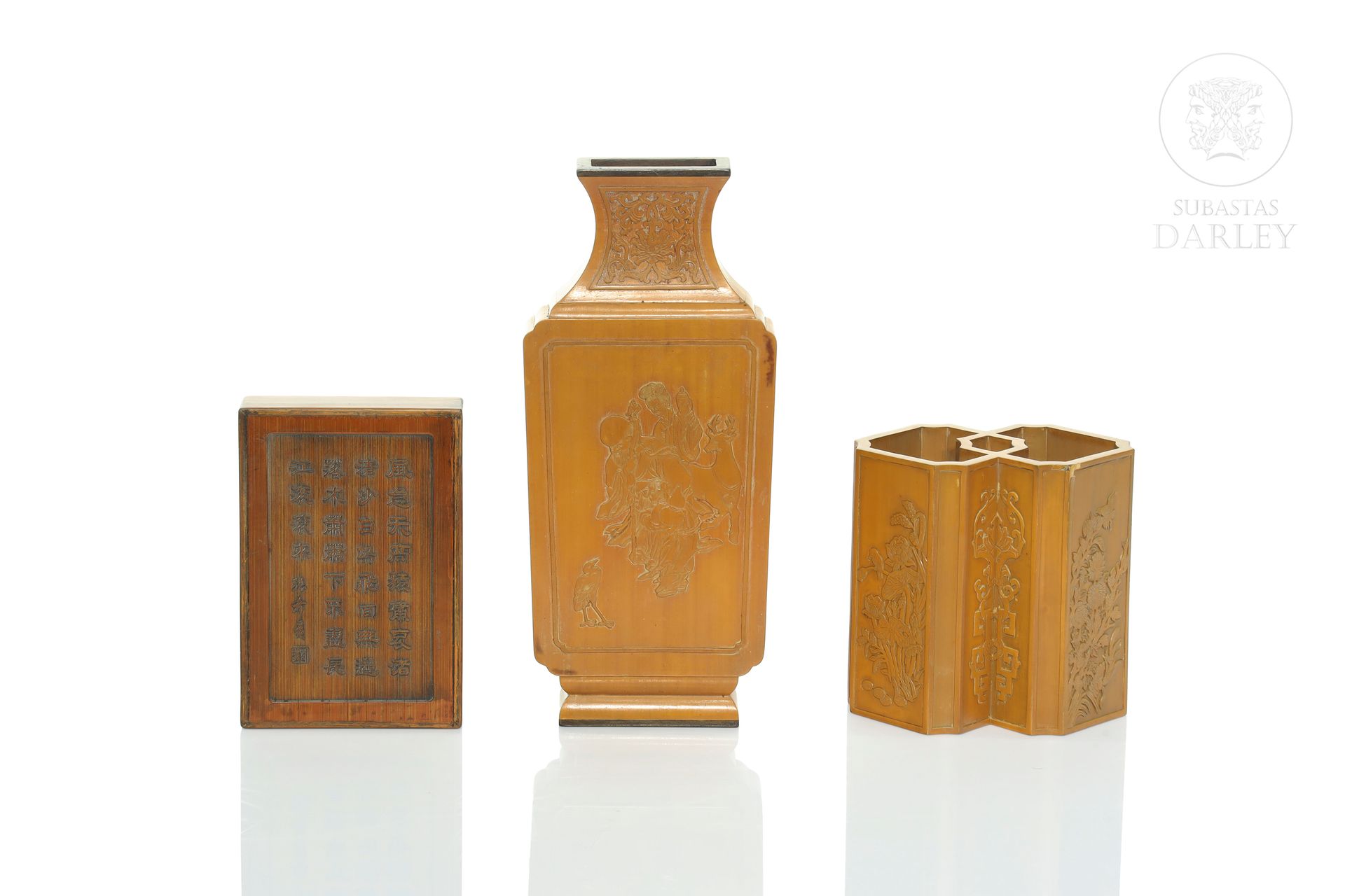 Conjunto de utensilios de madera tallada, S.XX 
Composés d'une boîte, d'un vase &hellip;