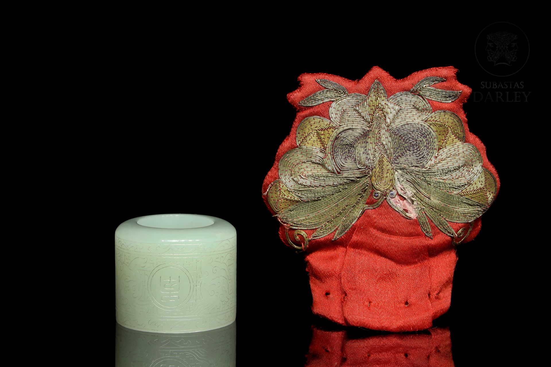 Anillo de jade y un monedero de seda, dinastía Qing 
Jade céladon décoré de pers&hellip;