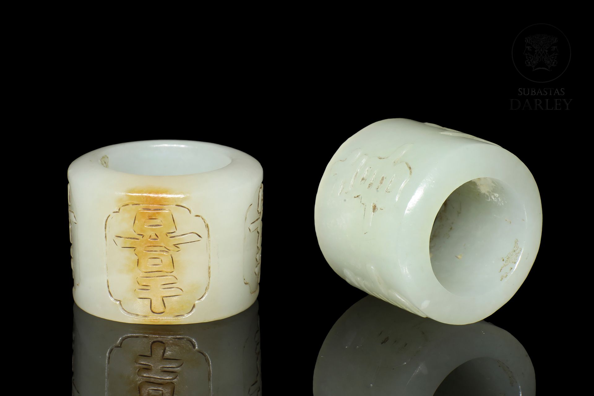 Dos anillos de jade tallado, dinastía Qing 
Jade blanc sculpté en forme d'anneau&hellip;