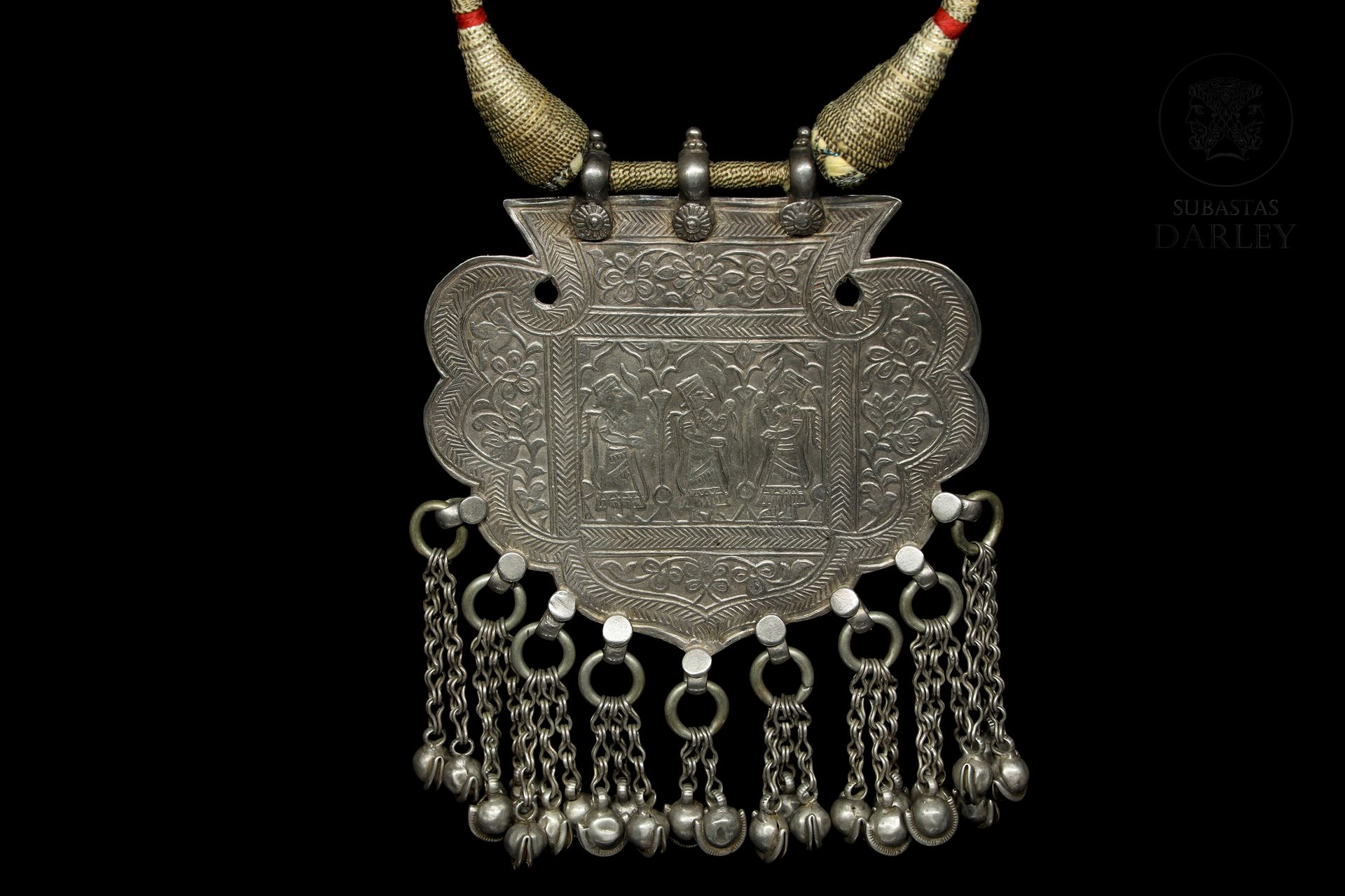 Collar persa de plata, S.XX 
Un pendentif plat en argent avec des maillons et de&hellip;