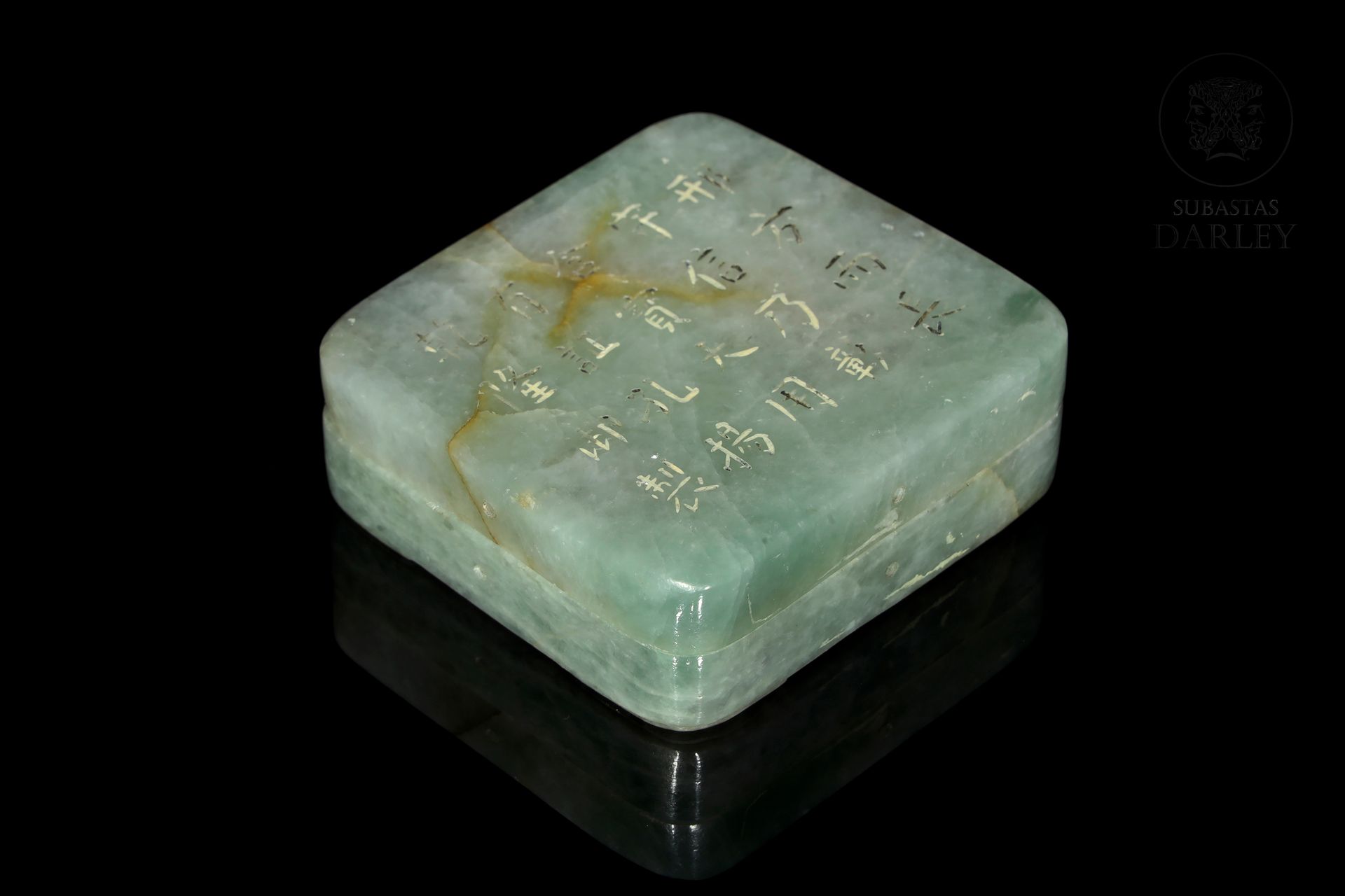 Pequeña caja de jadeita tallada, dinastía Qing 
Boîte en jadéite finement sculpt&hellip;