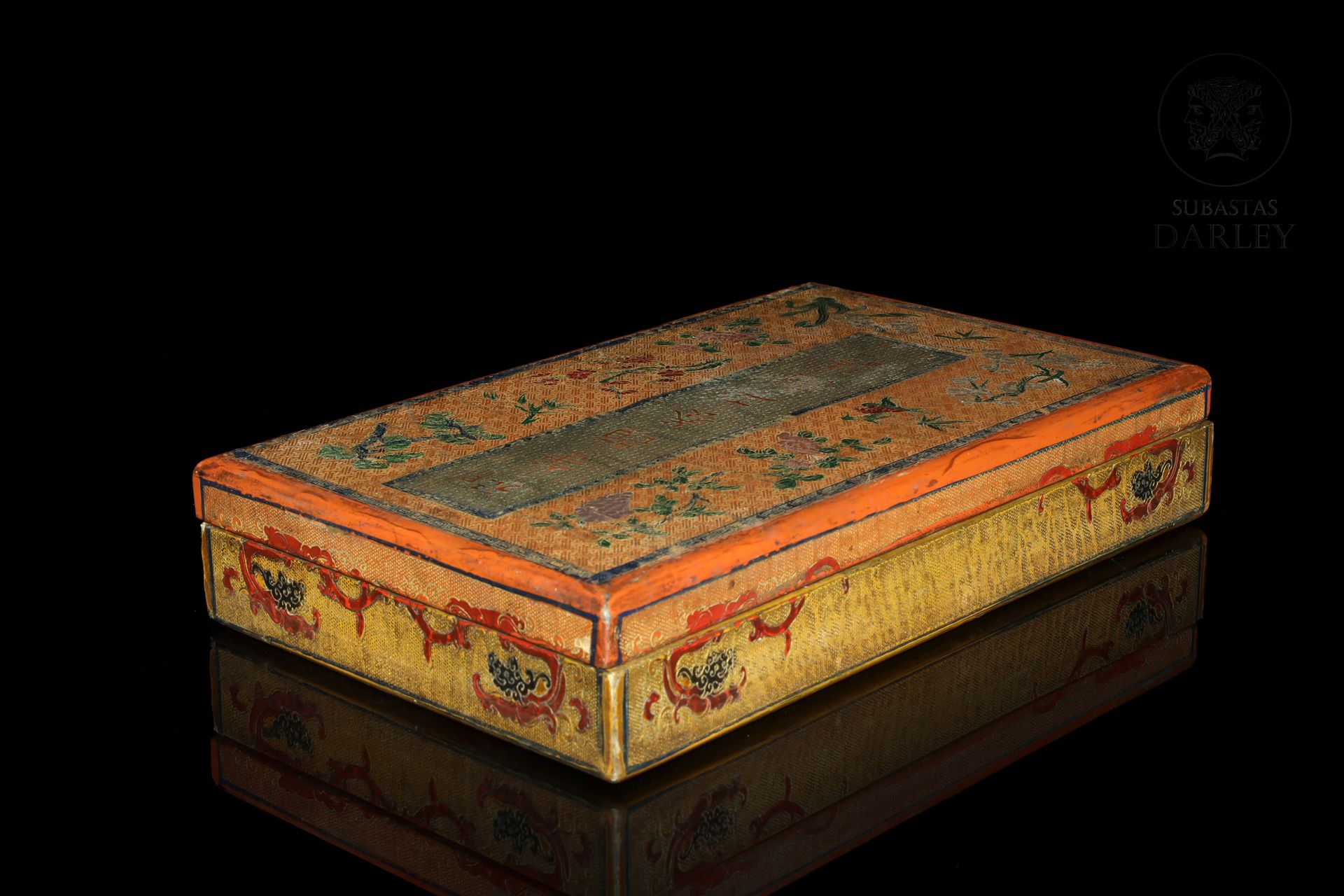 Caja de madera forrada con tela, S.XX 
Bois et tissu polychromes. De forme recta&hellip;