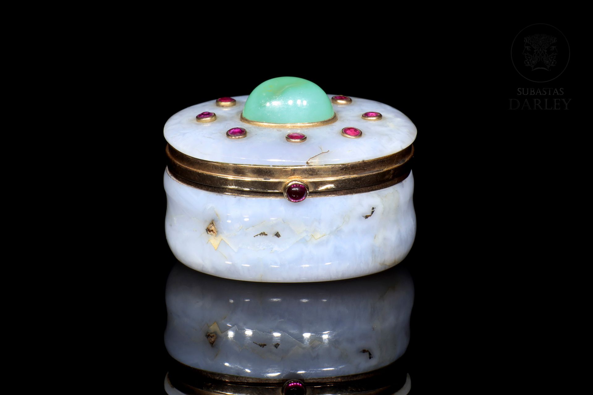Caja de gemas, jade y oro 14k, S.XX 
Boîte sculptée en pierre dure avec un cadre&hellip;