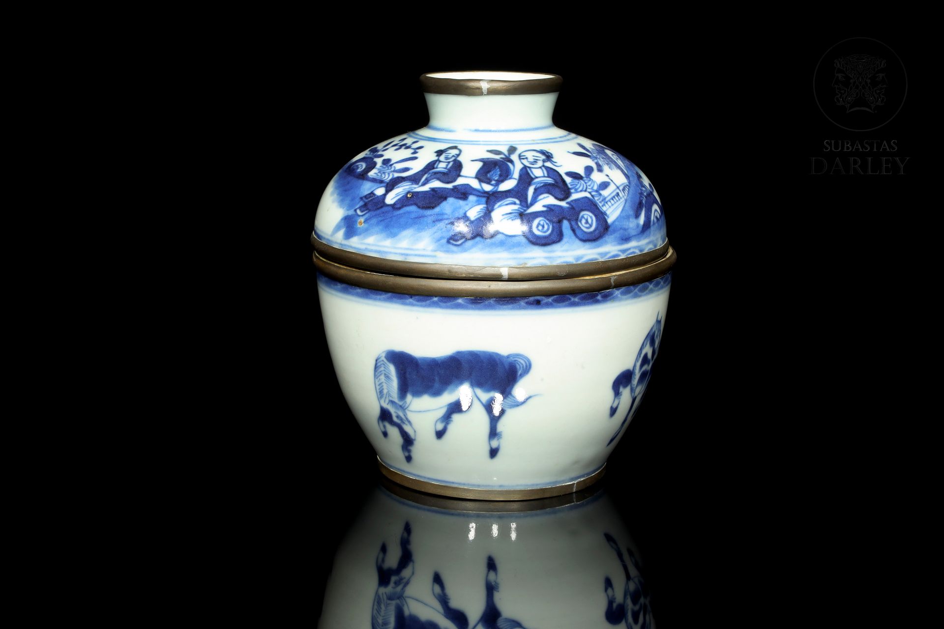 Cuenco con tapa, azul y blanco, China, S.XIX 
Porcelaine bleue et blanche avec u&hellip;