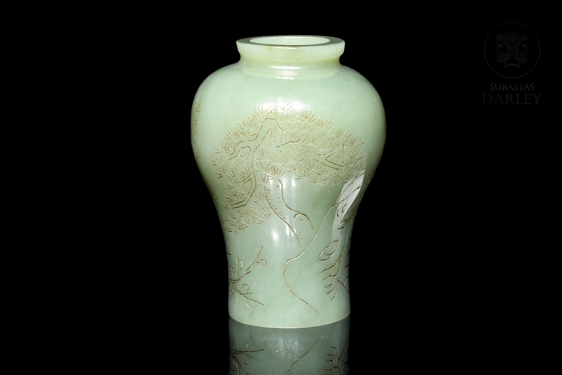 Pequeño jarrón de jade, con marca Qianlong 
Vase meiping miniature en jade sculp&hellip;