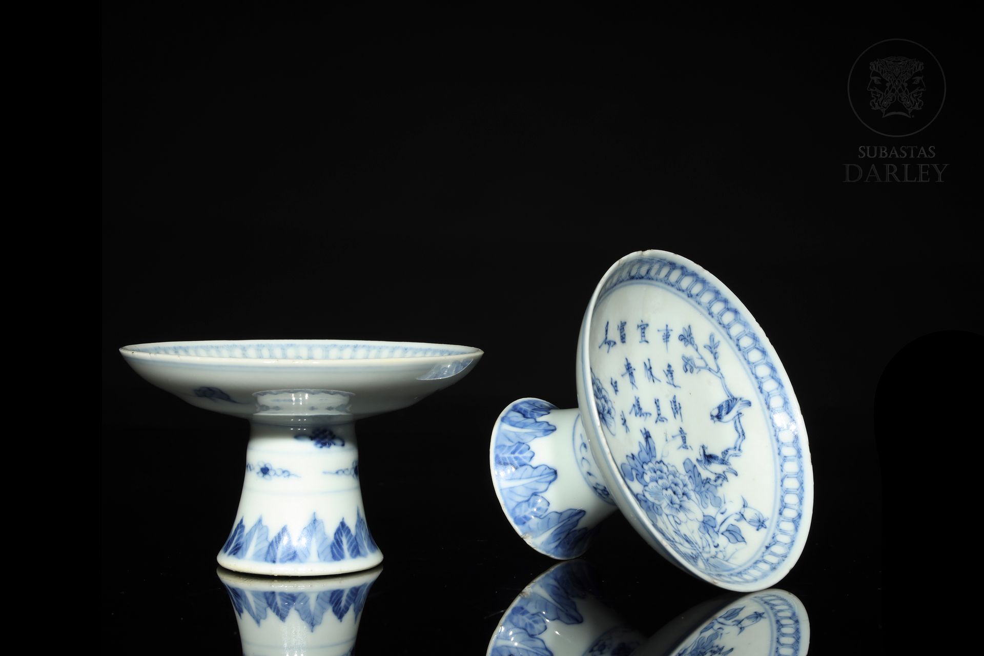 Dos platos con pie, azul y blanco, dinastia Qing 
Petits plats circulaires peu p&hellip;