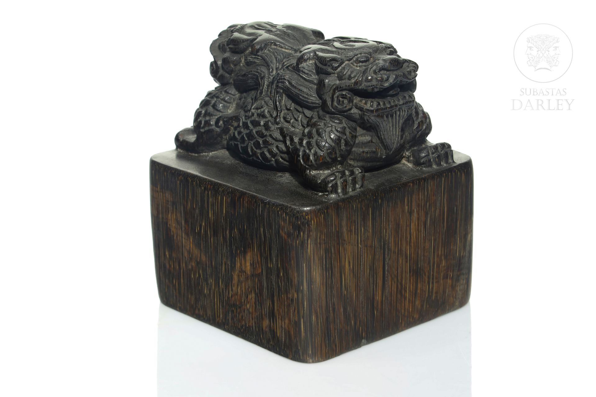 Gran sello con leones, dinastía Qing 
La partie supérieure présente un personnag&hellip;