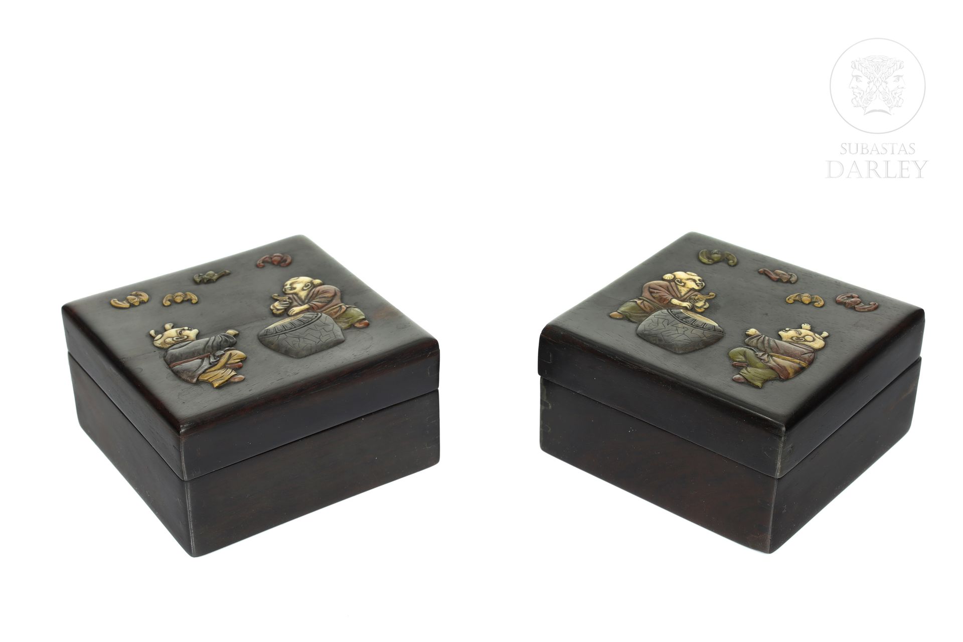 Pareja de cajas de madera con incrustaciones, S.XX 
Boîtes carrées en bois sculp&hellip;
