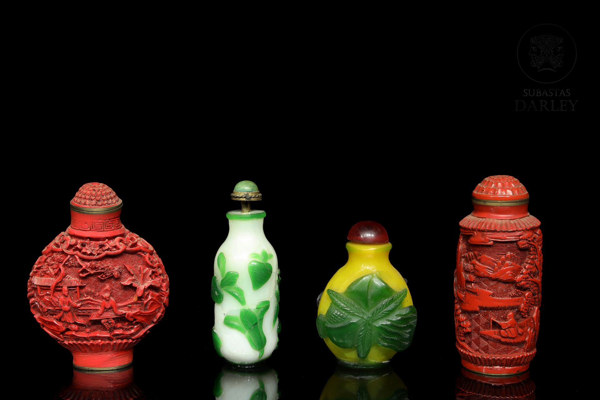 Cuatro botellas de rapé, China, S.XX 
Comprend deux laques sculptées représentan&hellip;