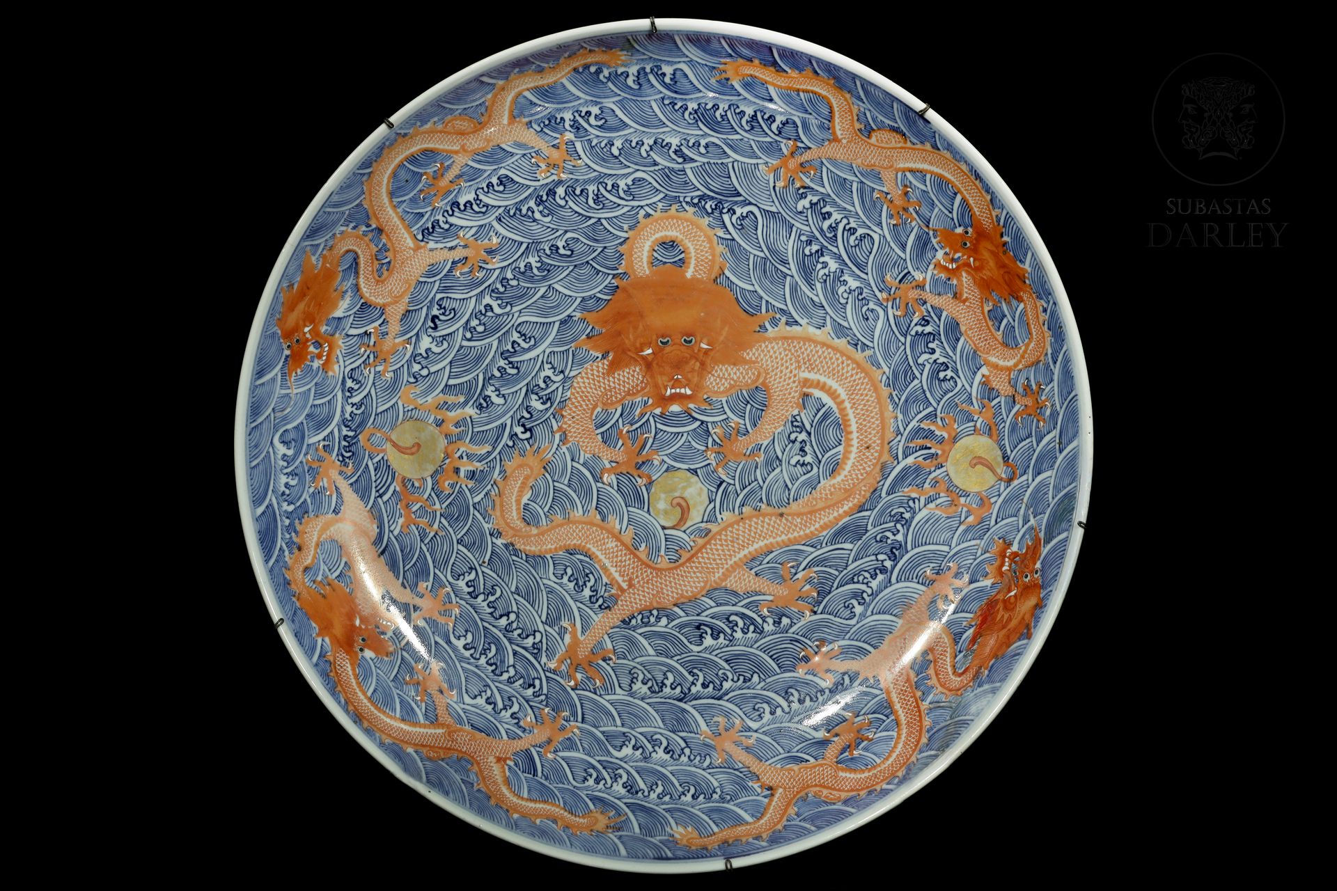 Gran plato de "dragón" en porcelana china esmaltada, S.XIX 
Un grand plat en por&hellip;
