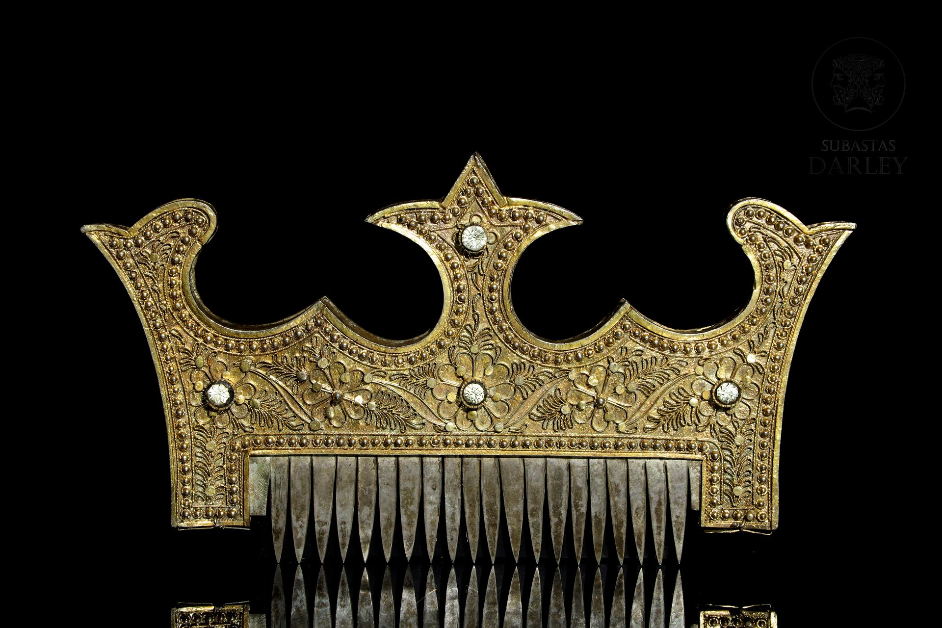 Peineta de plata dorada y circón, Indonesia, S.XIX - XX 
Peigne au profil découp&hellip;