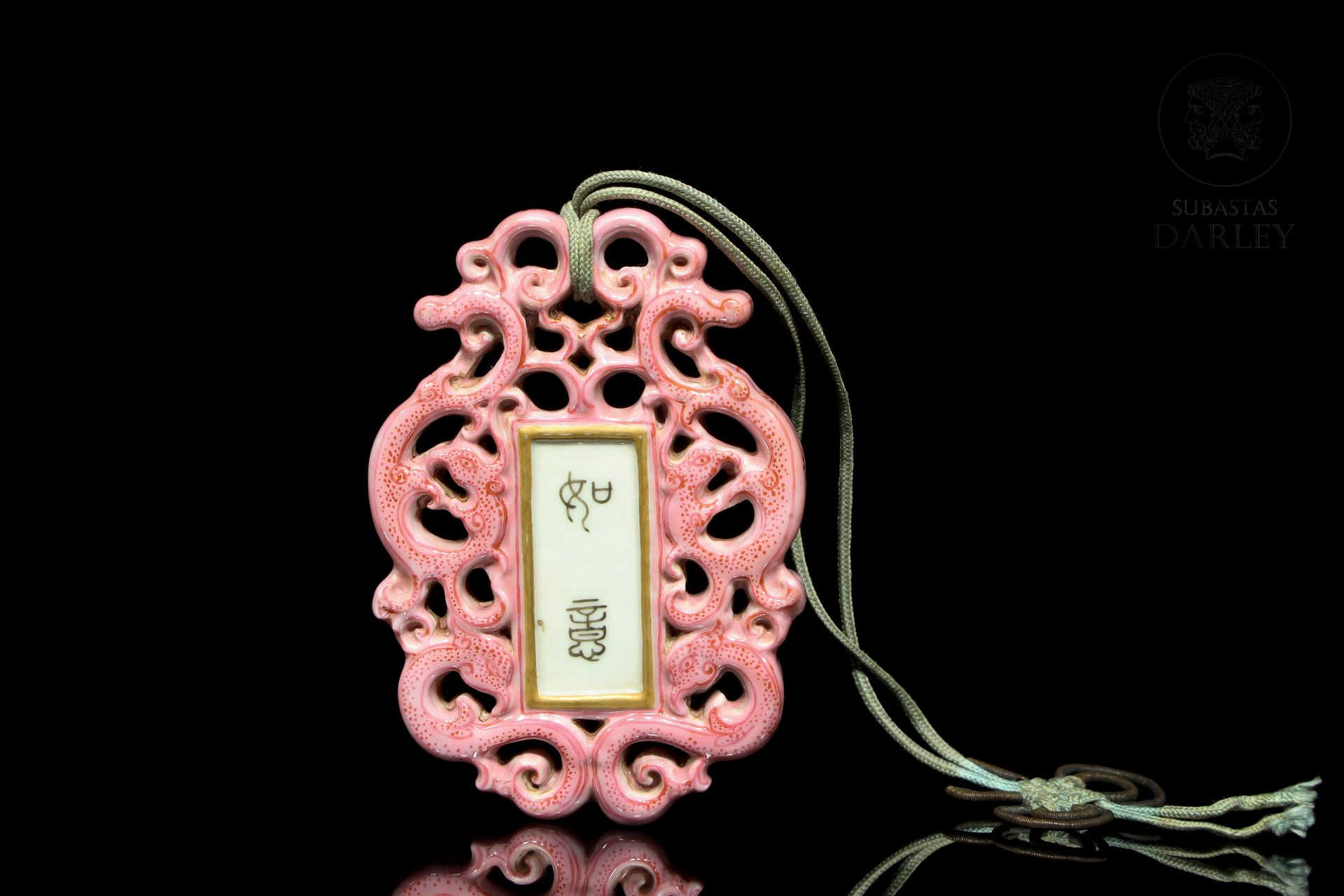 Placa de porcelana esmaltada, dinastía Qing 
Il se compose d'un cadre sinueux et&hellip;
