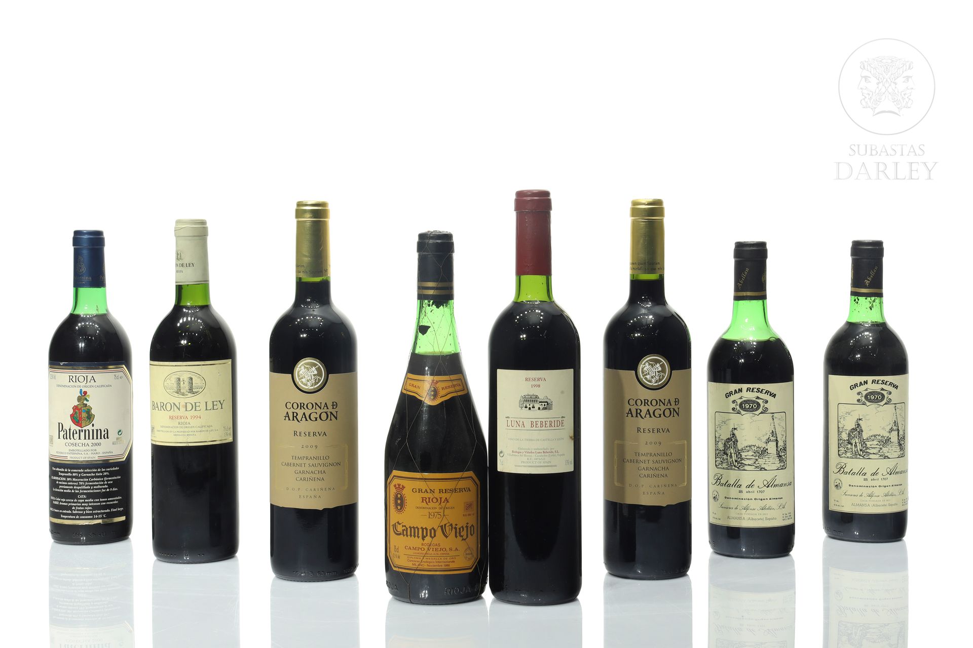 Lote de ocho botellas de vino tinto 
Lot composé de huit unités au total : deux &hellip;