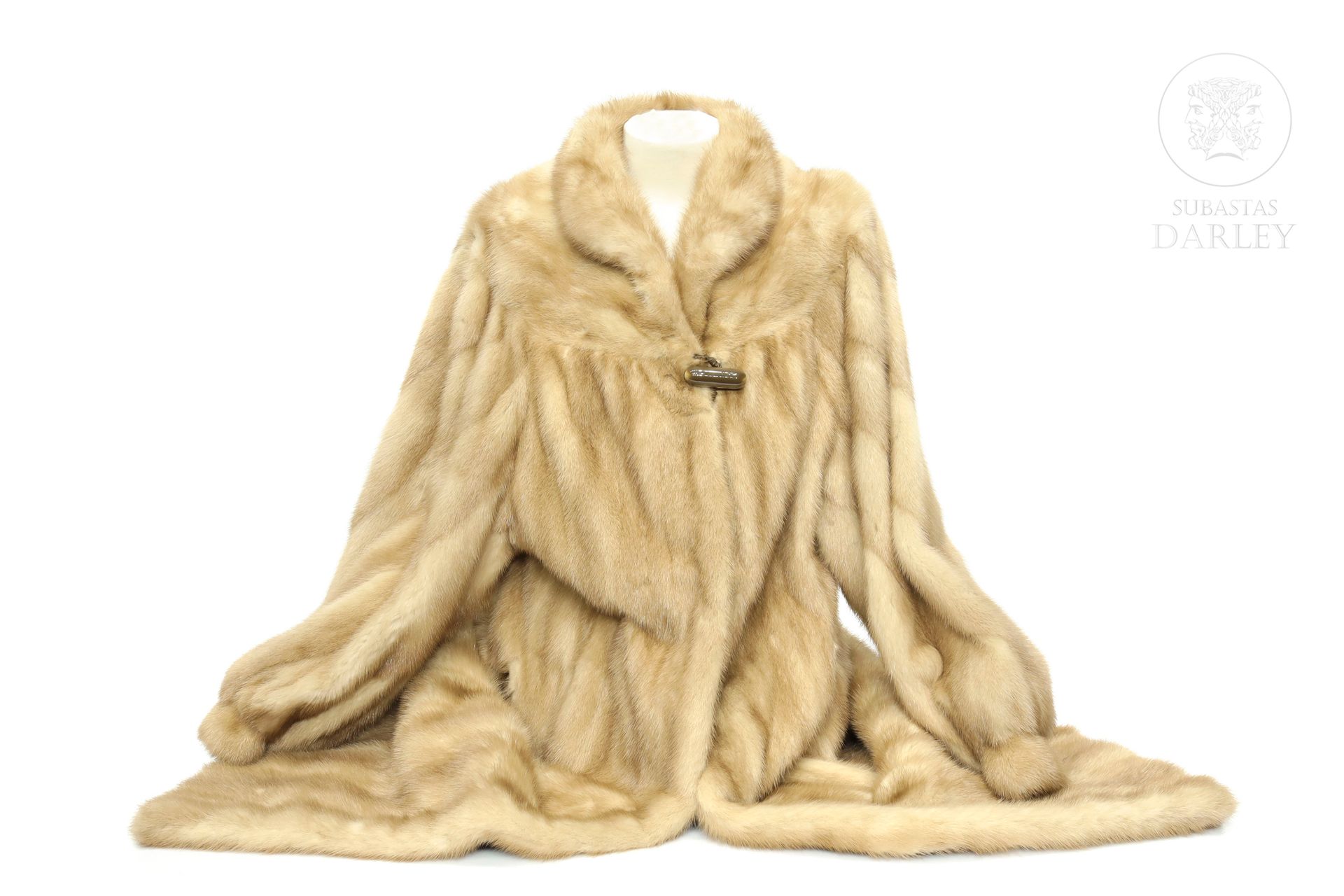 Abrigo de visón claro, marca Úbeda 
Long manteau de vison à la fourrure beige. L&hellip;