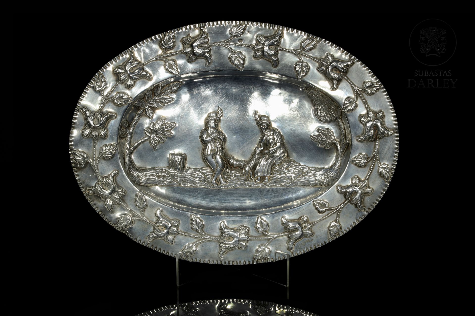 Bandeja de plata, con marcas de austria, pps.S.XIX 
Argent repoussé avec un bord&hellip;