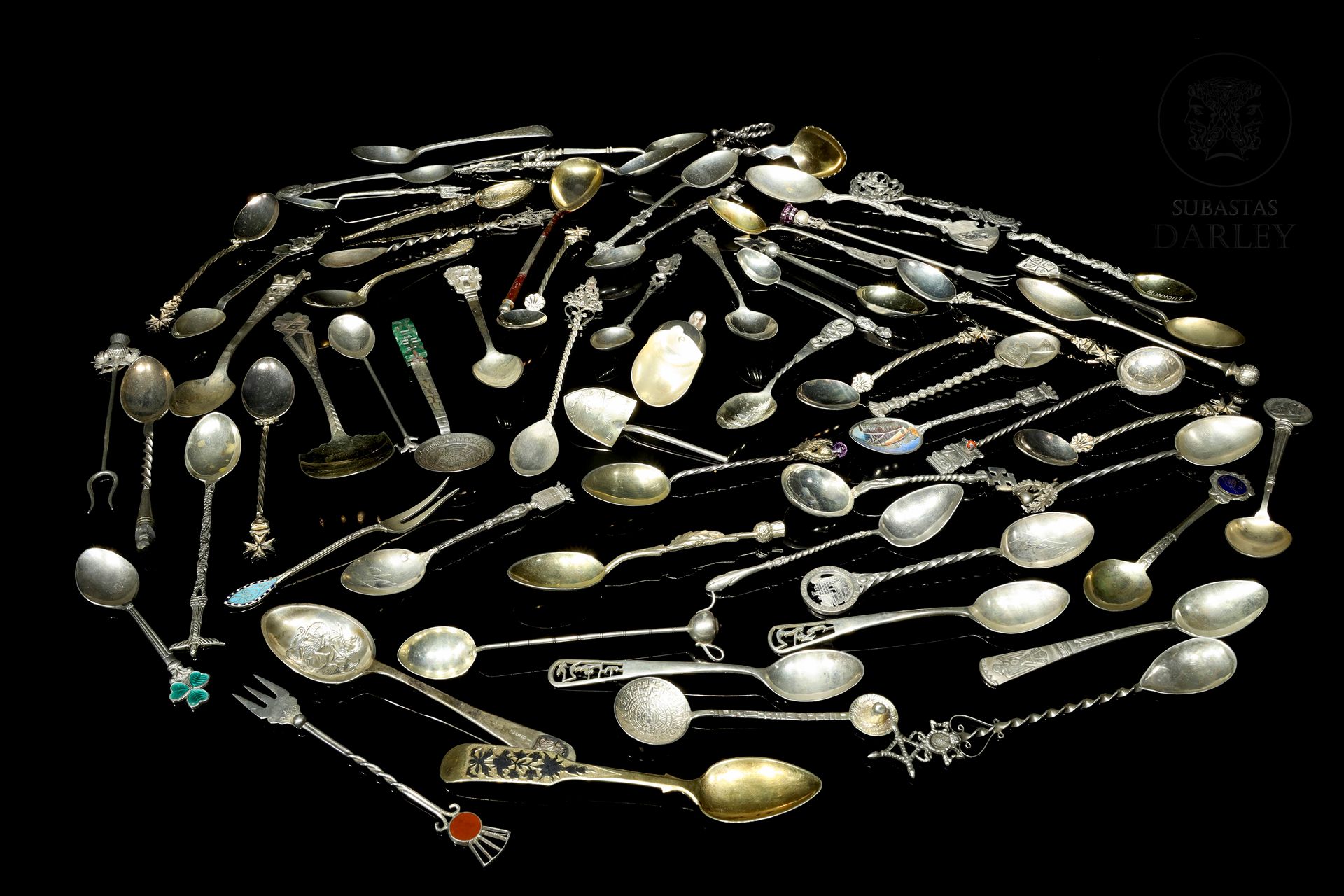 Colección de cucharillas de plata decorativas, S.XX 
Composé de 65 cuillères en &hellip;