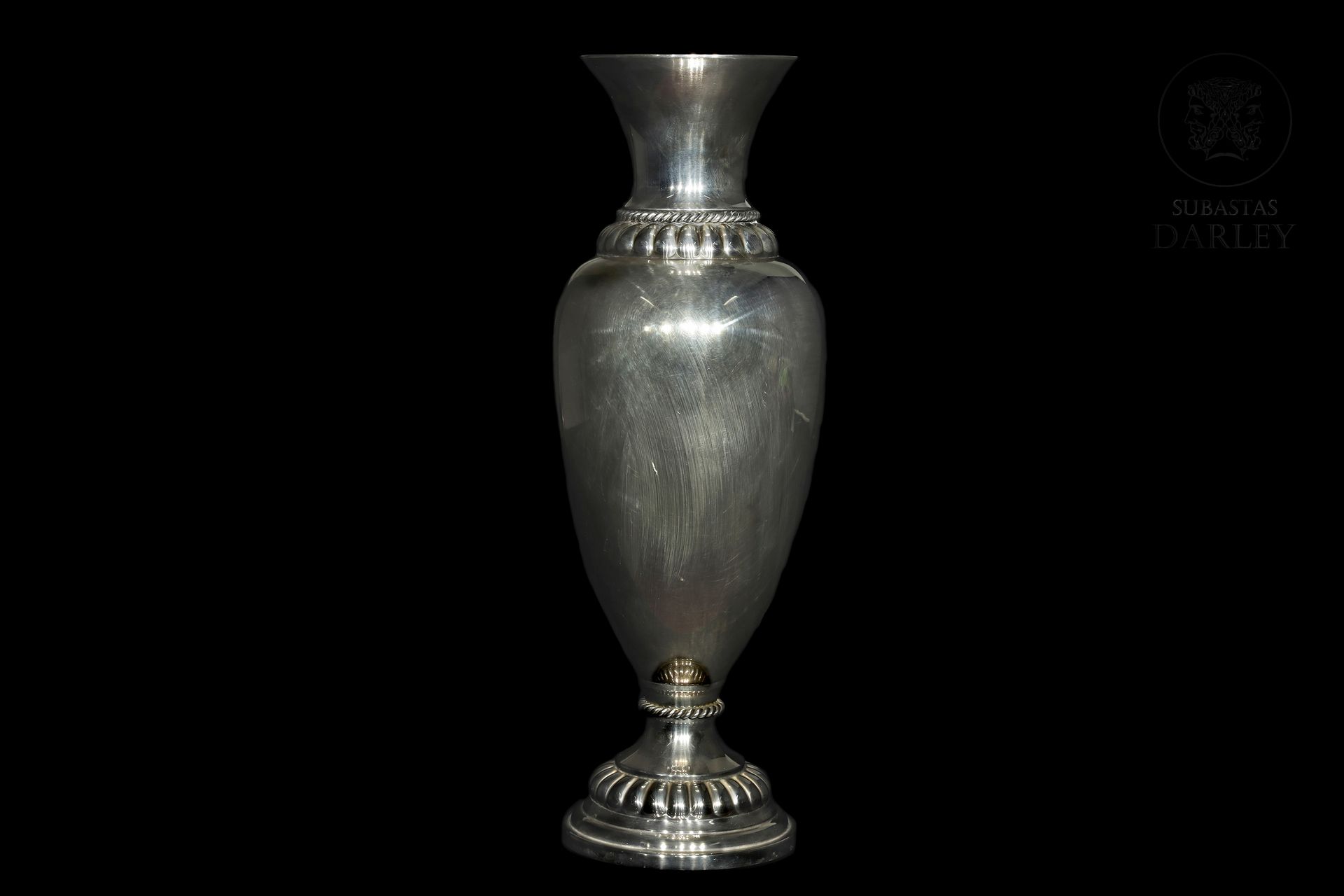 Jarrón de plata de ley 925, S.XX 
Vase stylisé à décor godronné. En argent poinç&hellip;