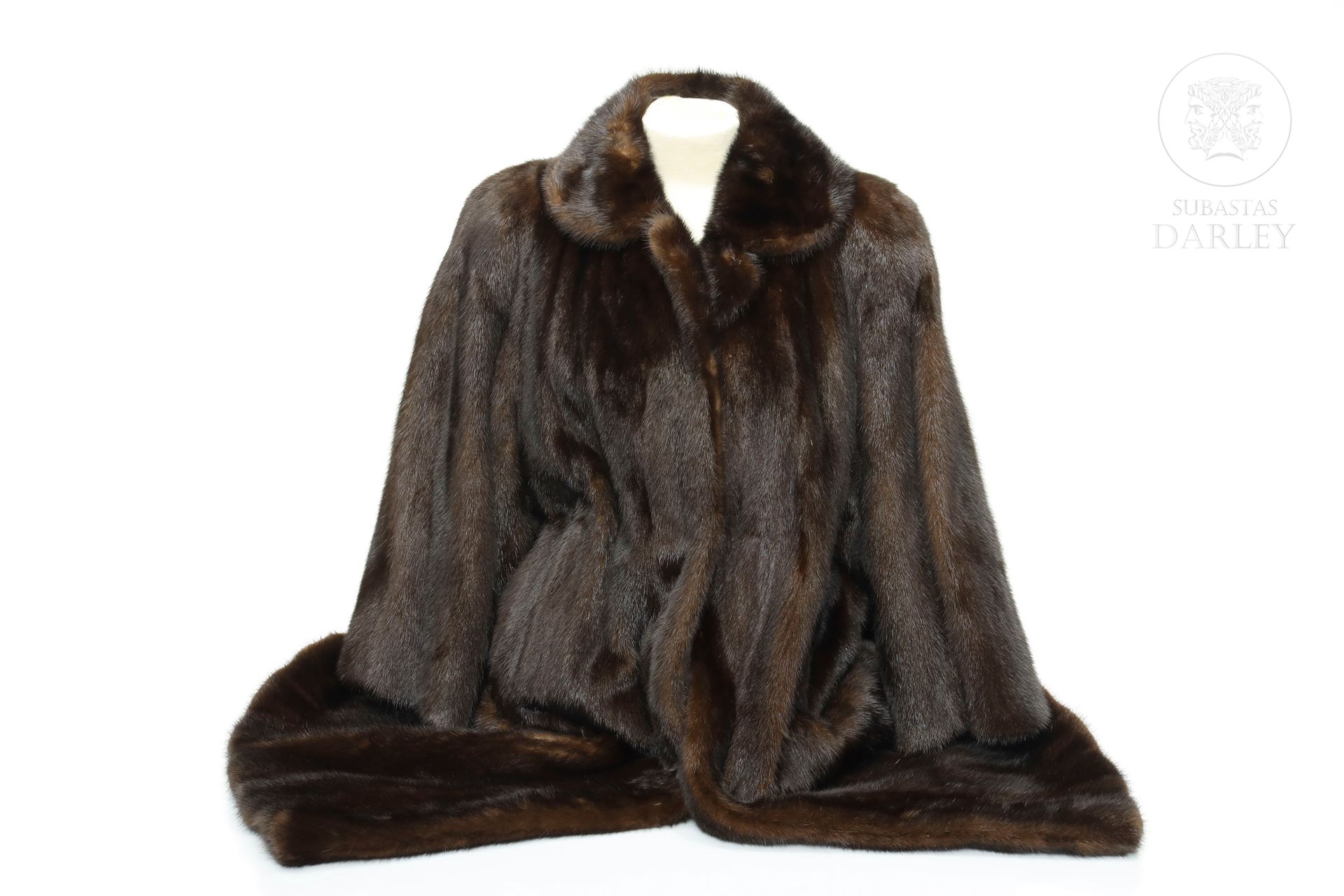 Abrigo largo de visón (macho) 
Manteau en fourrure de vison, de couleur marron. &hellip;