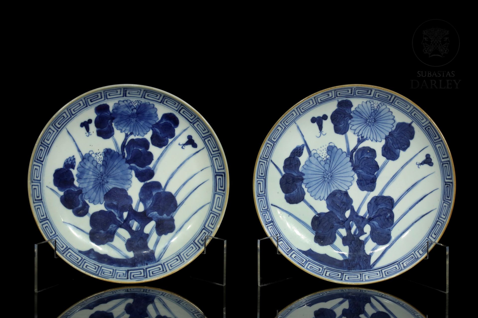 Pareja de platos azul y blanco, Japón, S.XIX 
Porcelana decorada en esmalte azul&hellip;