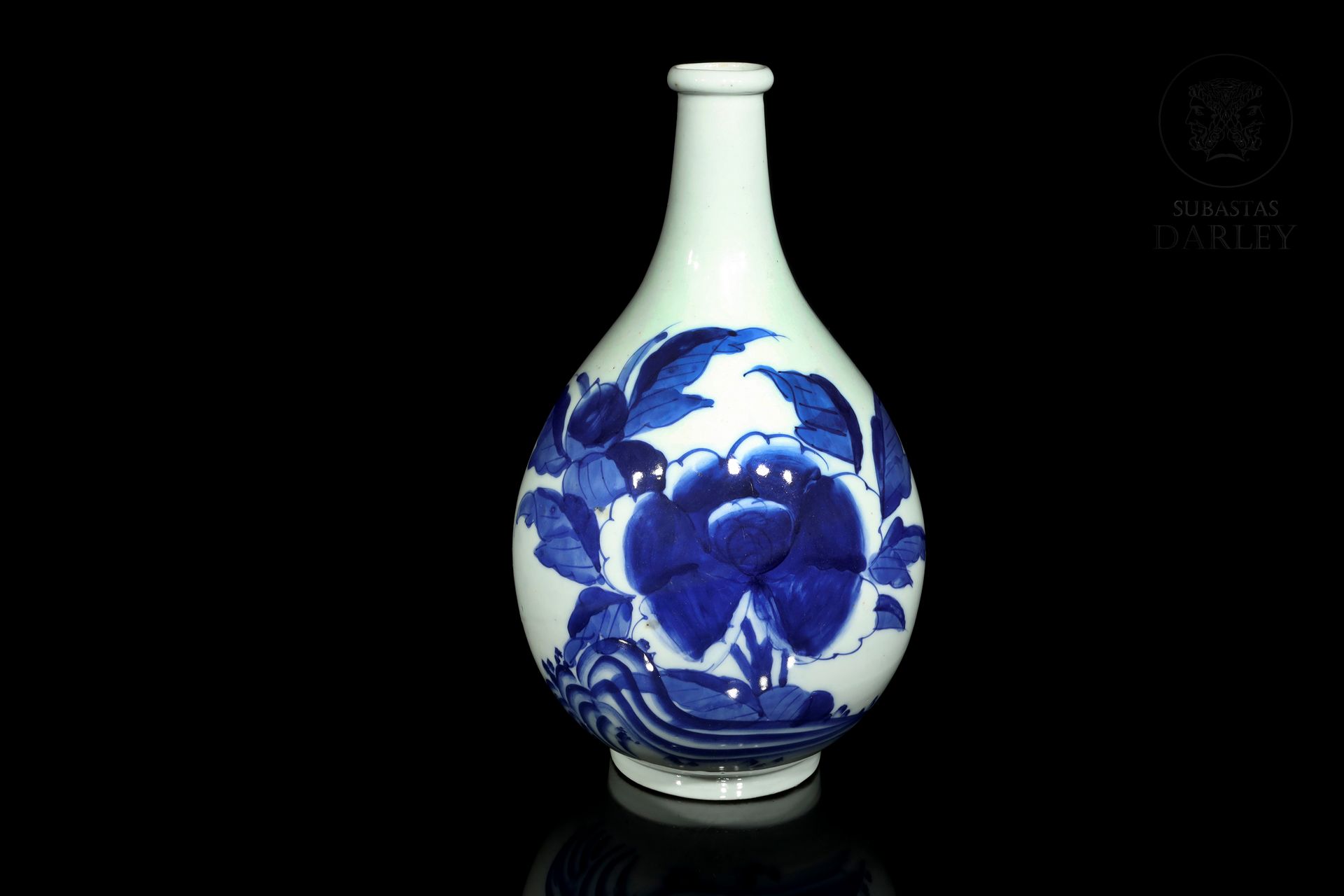 Botella-jarrón de porcelana, azul y blanco, S.XX 
Porcelana de forma globular, c&hellip;