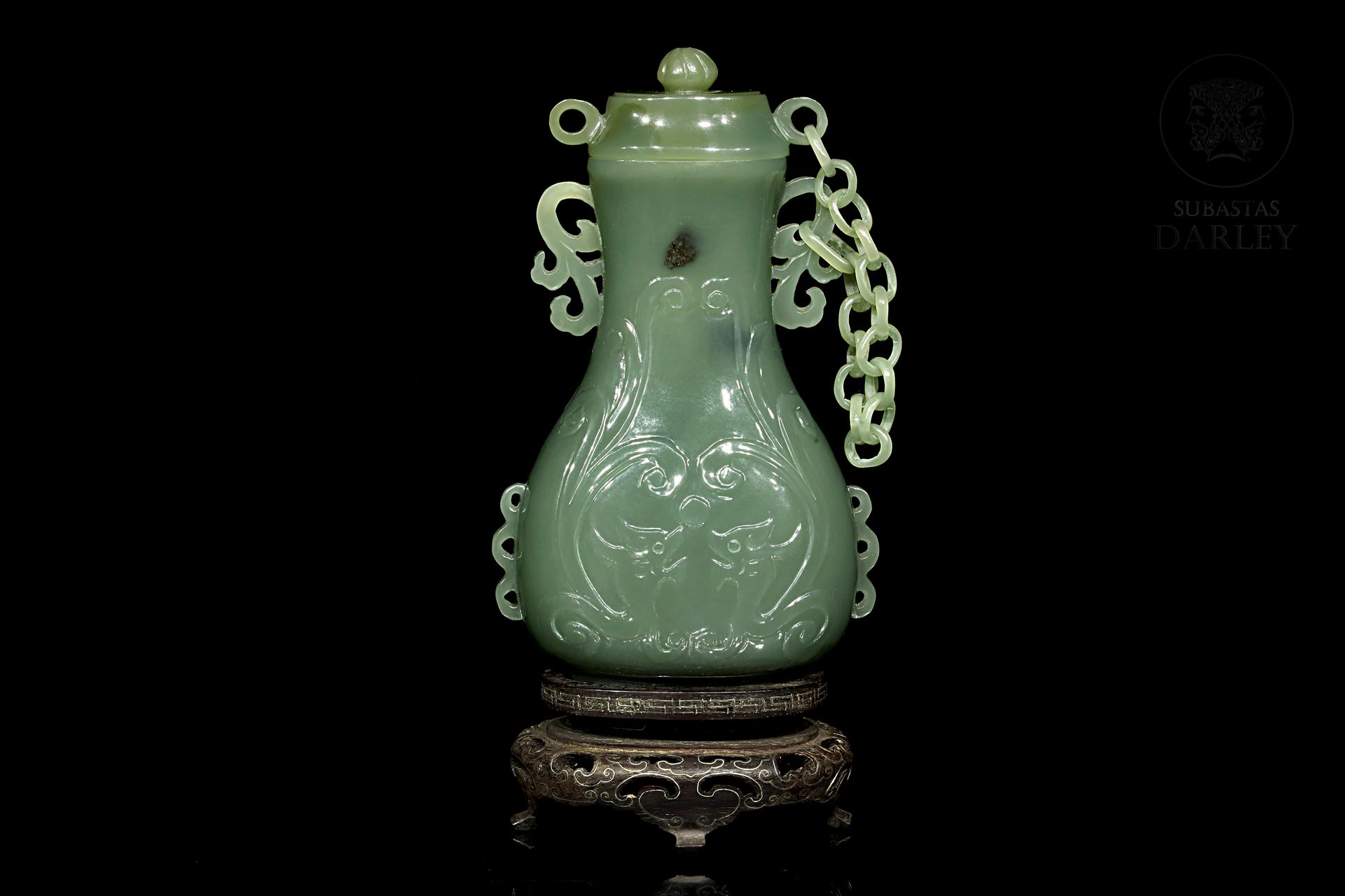Jarrón de jade tallado, pps.S.XX 
Jarrón con tapa y anillos laterales (falta uno&hellip;