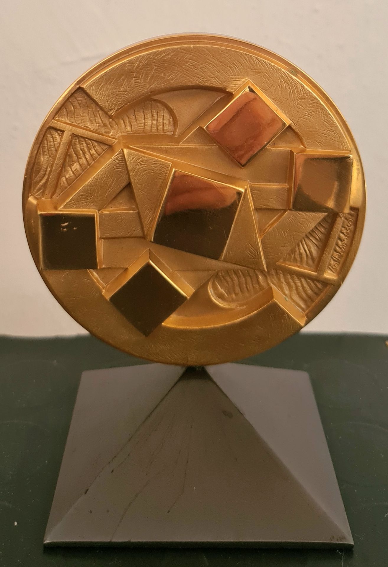 GIO POMODORO Sun 1984 Médaille en bronze plaqué or Dimensions : 11 cm x 8 cm Cer&hellip;