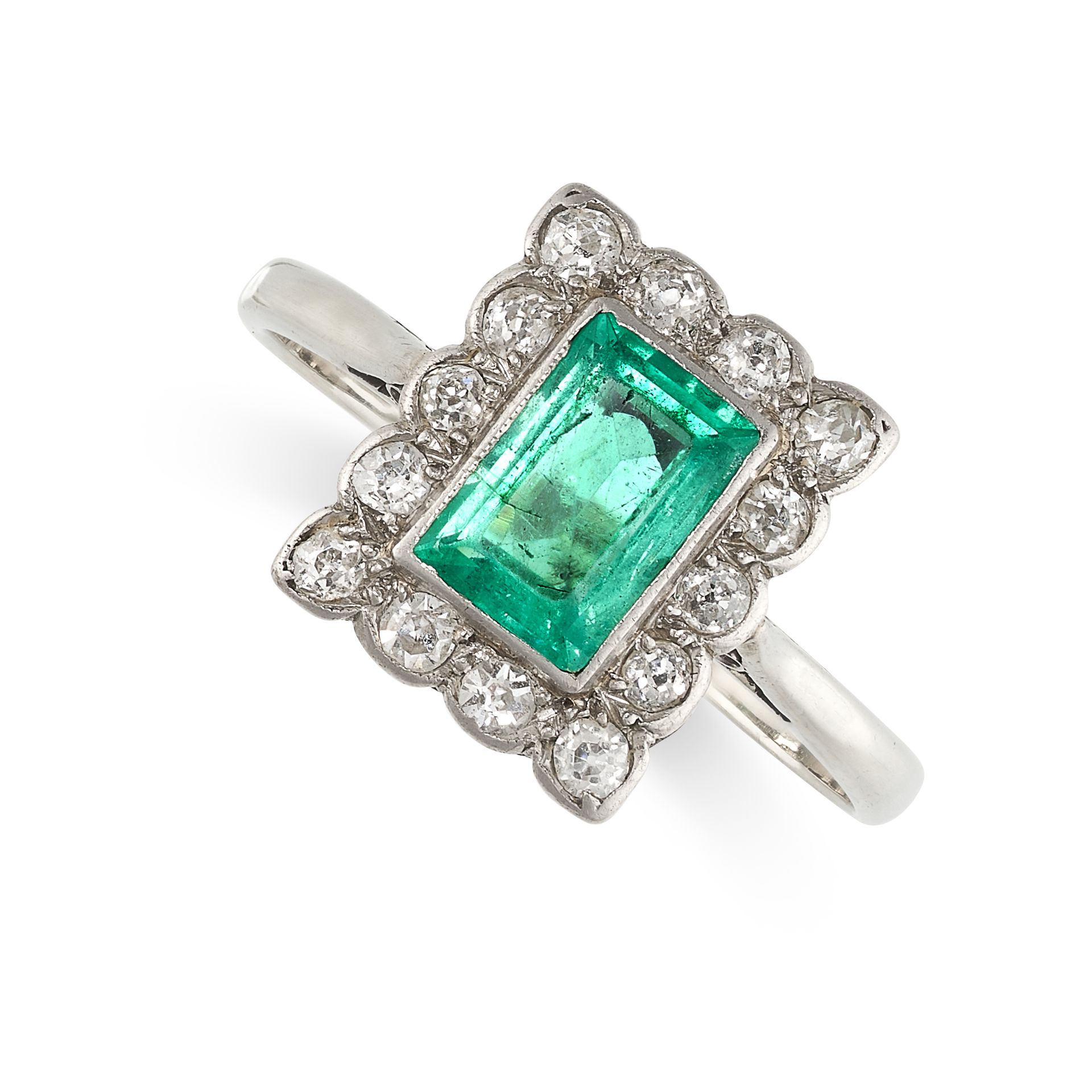 Null 无保留 - 一枚古董祖母绿和钻石戒指，约1950年，由18K金和铂金制成，镶有一颗0.86克拉的长方形阶梯式切割祖母绿，边上是旧式切割钻石，印有18K&hellip;