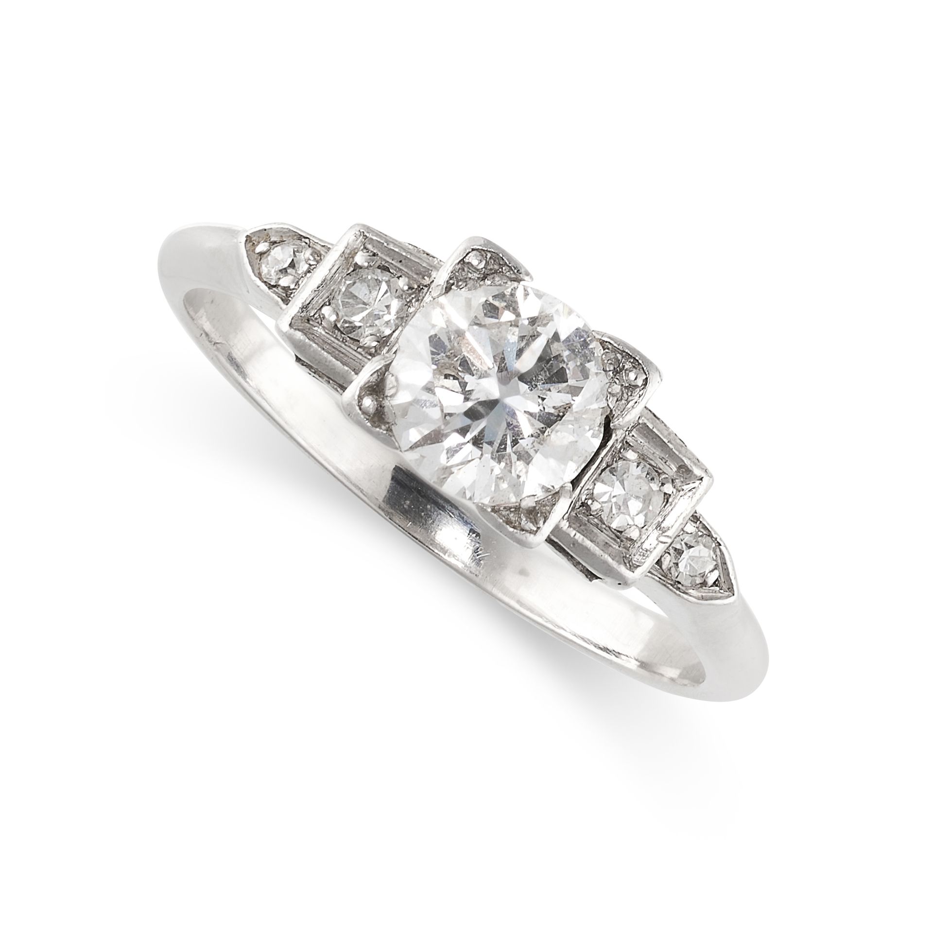 Null 无保留 - SOLITAIRE钻石戒指，镶有一颗0.70克拉的圆钻，在阶梯状的肩部之间镶嵌有单颗切割钻石，无化验标记，尺寸为N / 6.75，4.0克&hellip;