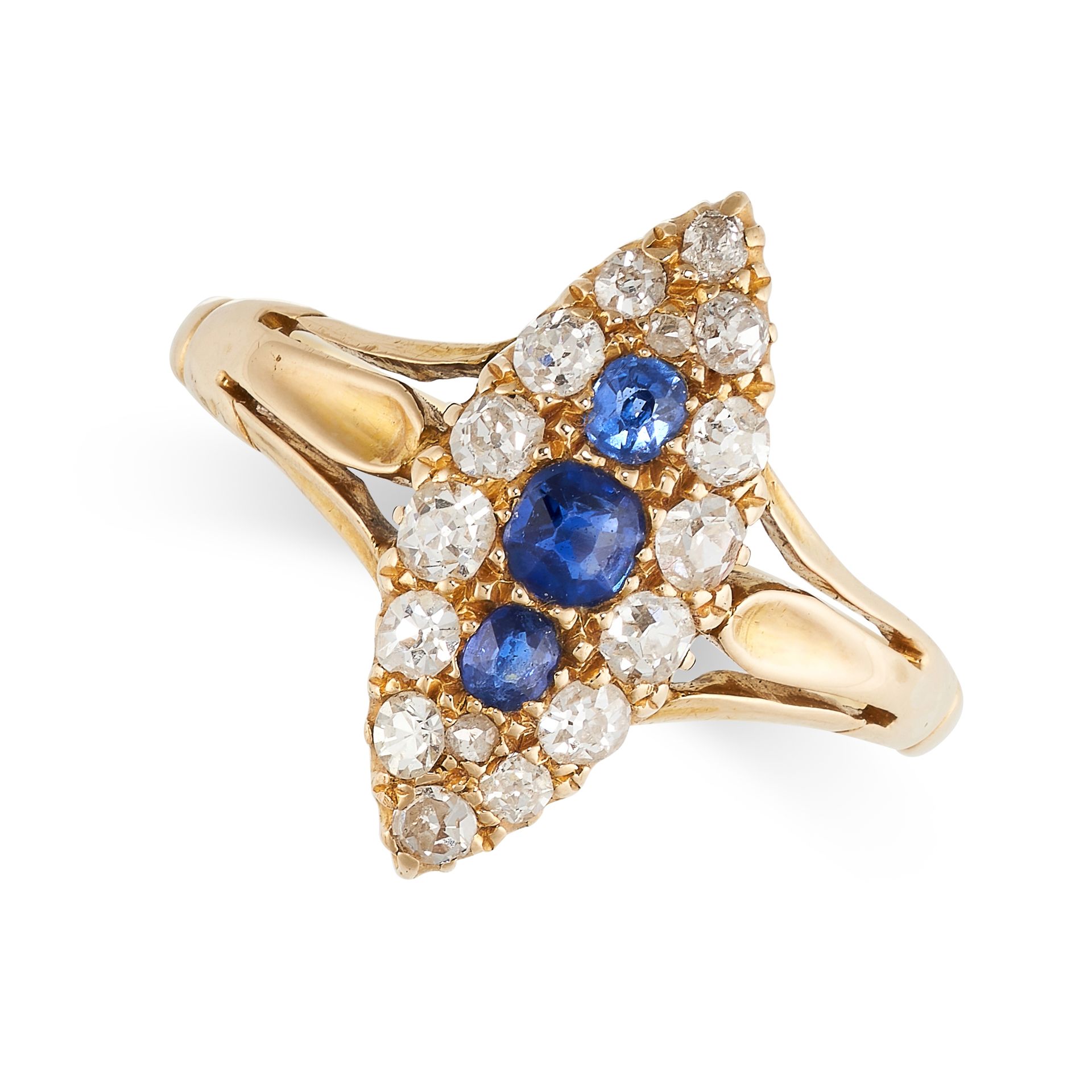 Null 无保留 - ANTIQUE SAPPHIRE AND DIAMOND RING in 18ct yellow gold, set with a tri&hellip;