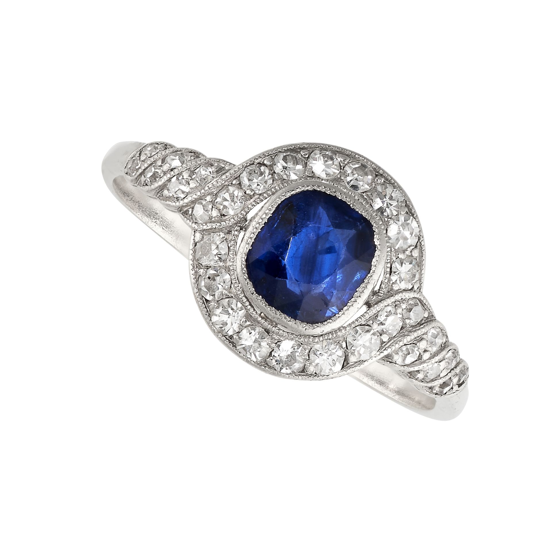 Null 无保留 - 18K白金蓝宝石和钻石礼服戒指，镶有1.04克拉的枕形切割蓝色蓝宝石，边框为单颗切割钻石，无化验标记，尺寸为R/8.5，4.3克。