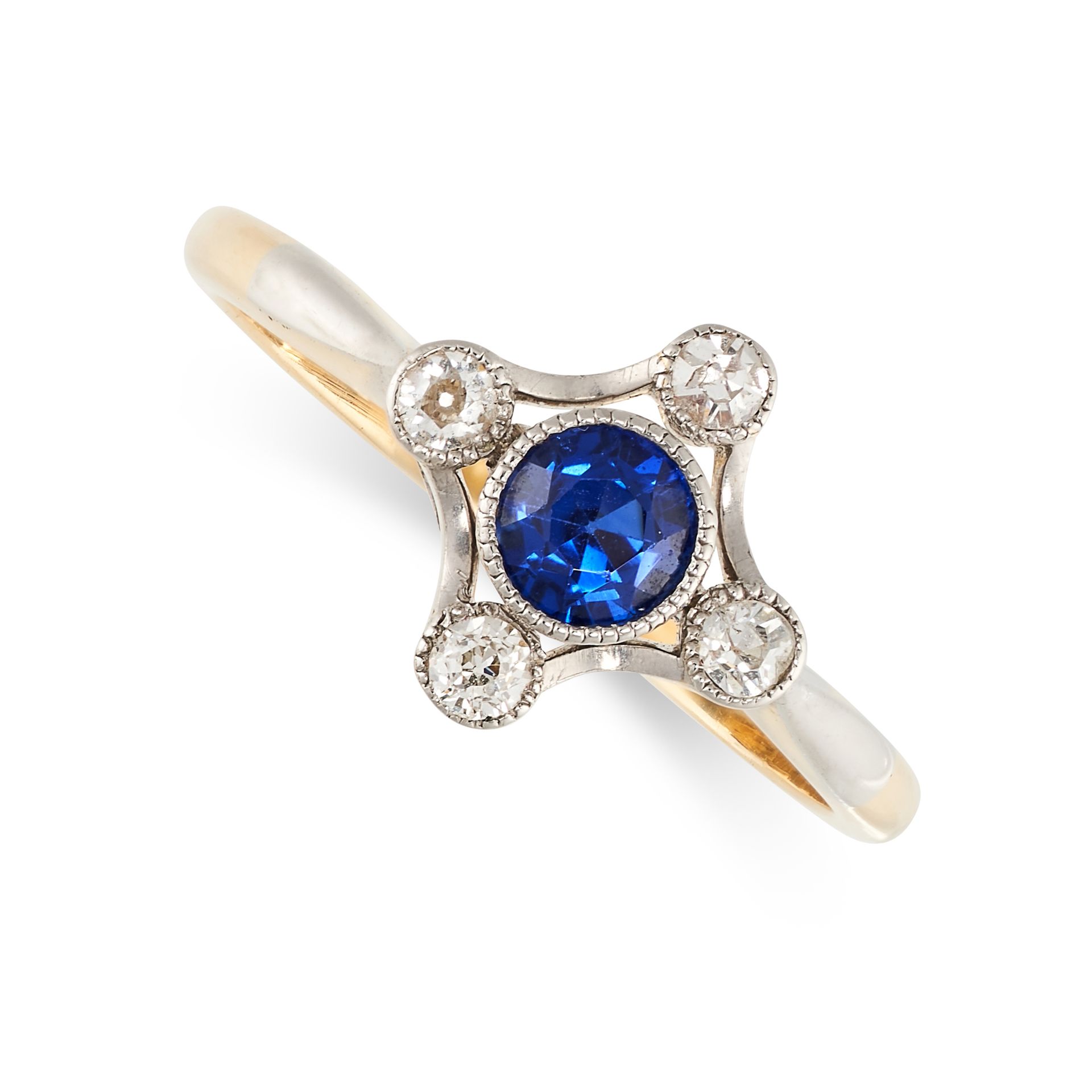 Null 无保留 - 蓝宝石和钻石戒指，20世纪初，18K黄金和铂金，在镂空的边框内镶嵌一颗圆形的蓝色蓝宝石，并以四颗单切割钻石作为点缀，印有18K，尺寸为N/&hellip;