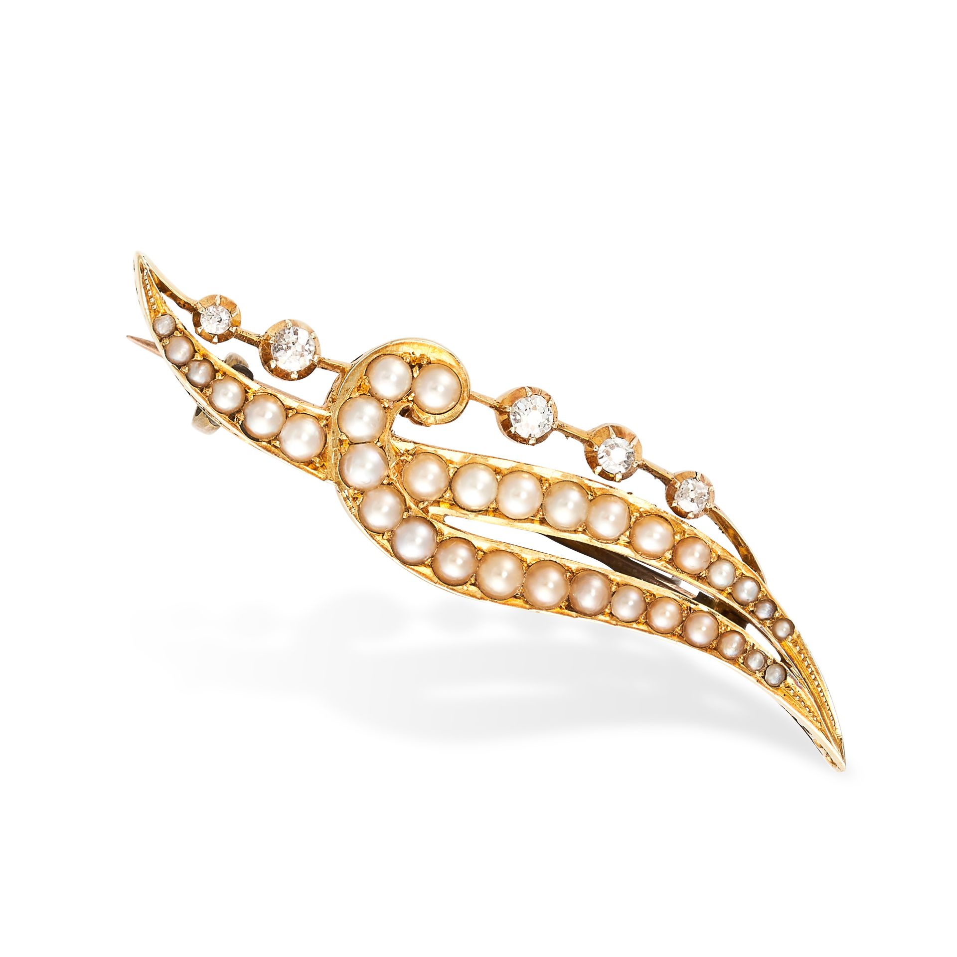 Null NO RESERVE - AN ANTIQUE PEARL AND DIAMOND BROOCH in 15ct yellow gold, set w&hellip;