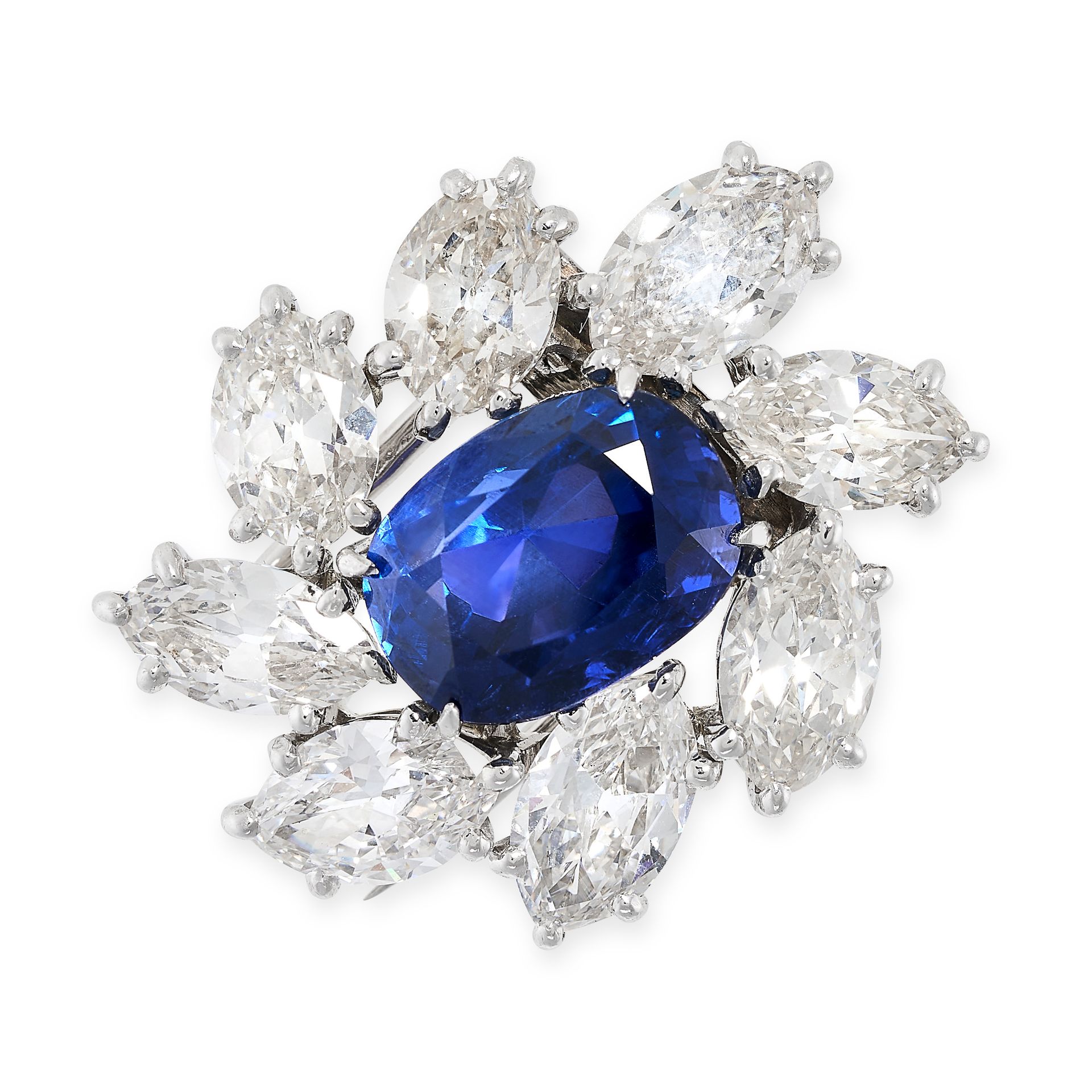 Null 一枚精致的锡兰无热处理蓝宝石和钻石夹式胸针，由卡地亚以铂金和18K白金铸造，镶嵌一颗9.35克拉的枕形蓝宝石，边框为榄尖形切割钻石，钻石总重约8.0-&hellip;